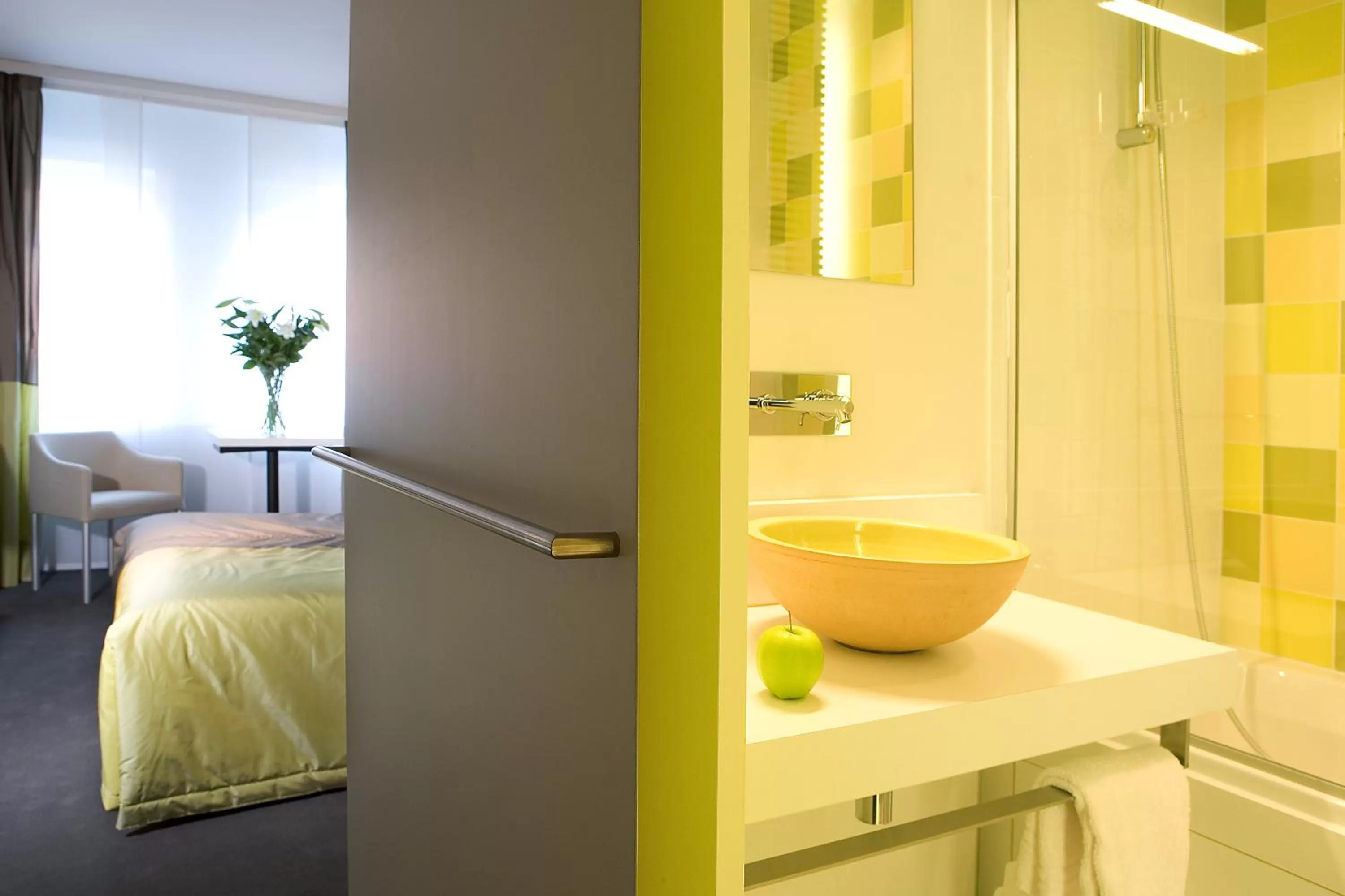 Bathroom, Bed in Parkhotel Roeselare