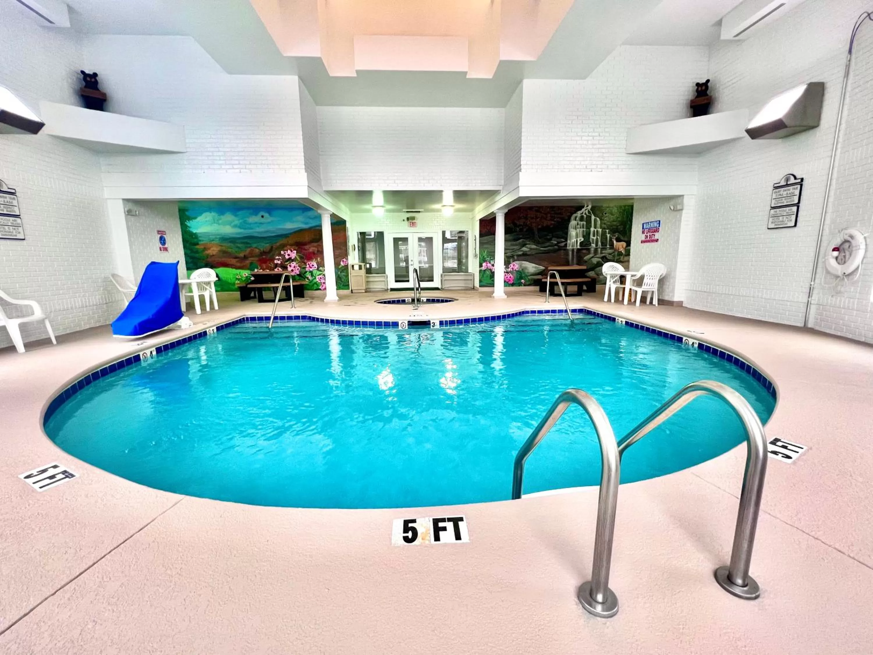 Swimming pool in Clarion Inn Willow River