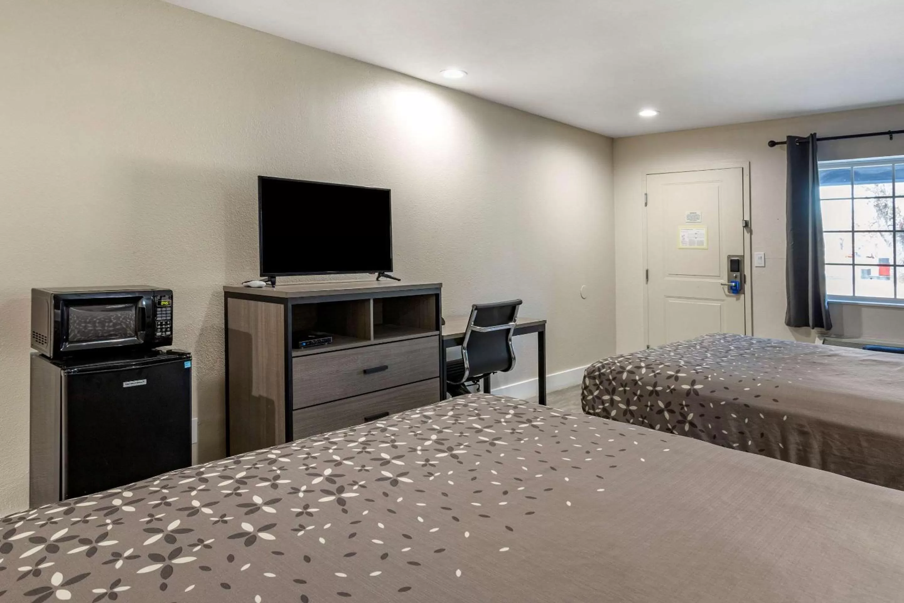 Photo of the whole room, Bed in Rodeway Inn Caldwell