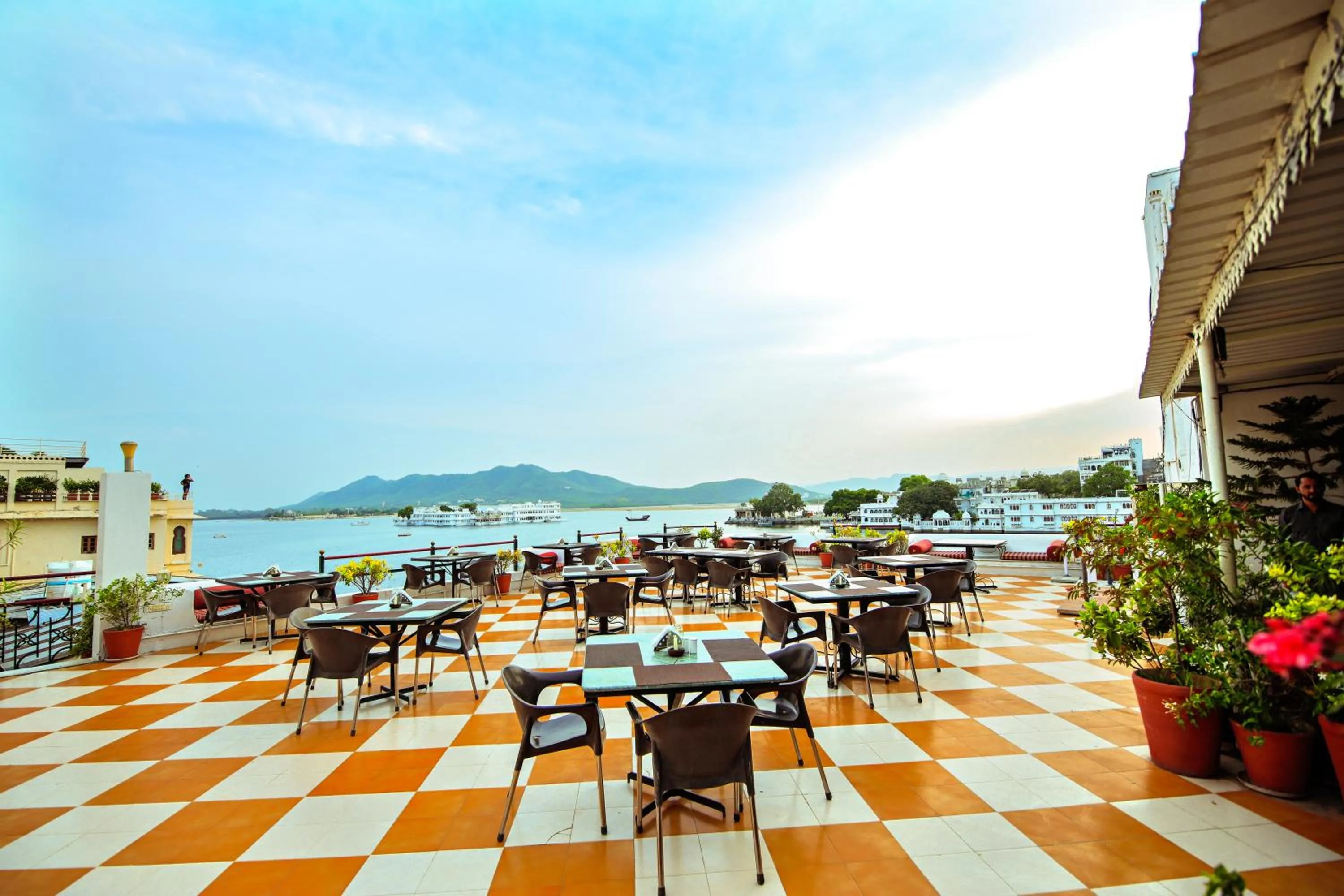 Restaurant/places to eat in Hotel Devraj Niwas on Lake Pichola