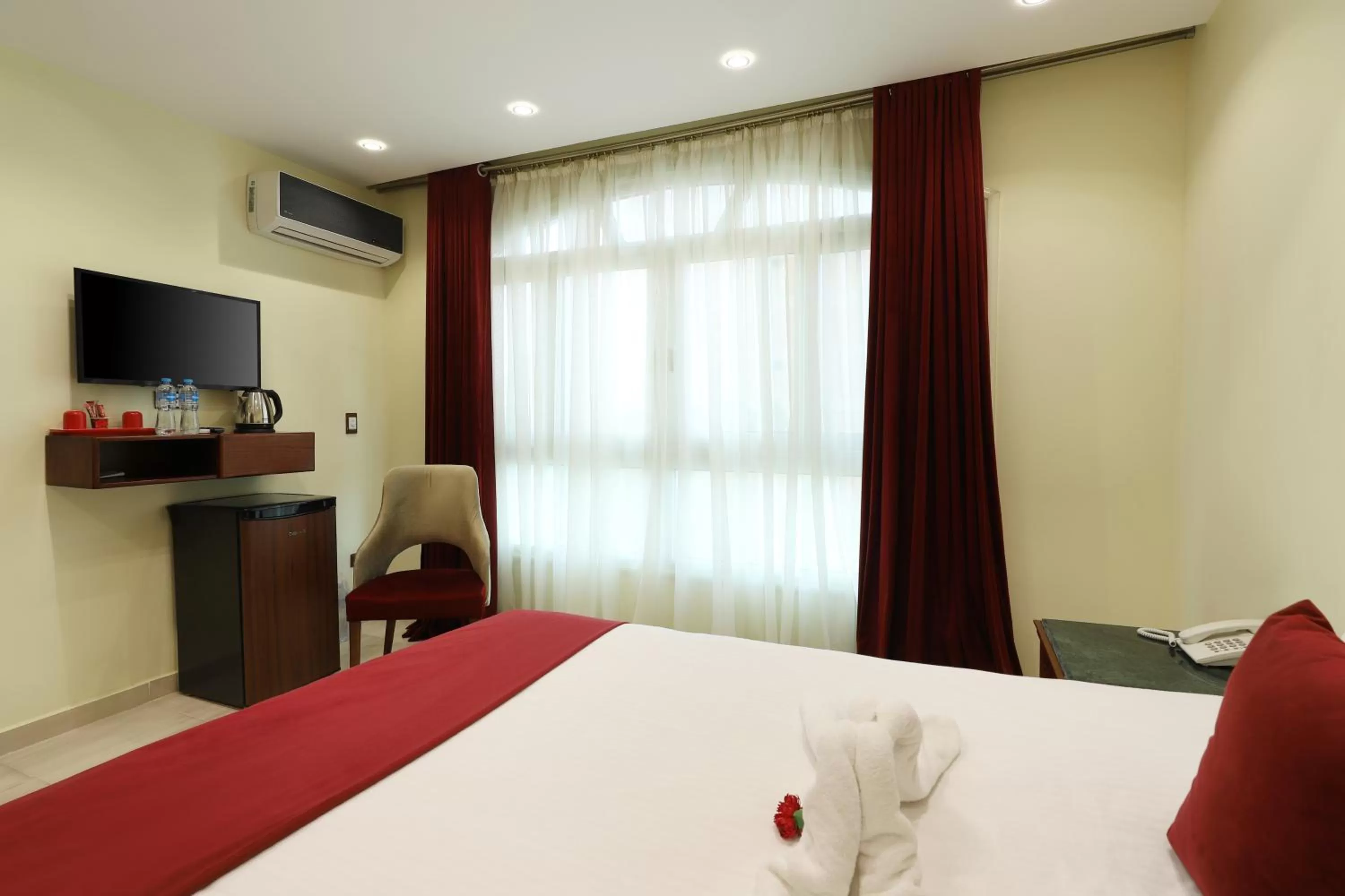 Communal lounge/ TV room, Bed in Brothers Pyramids View Hotel