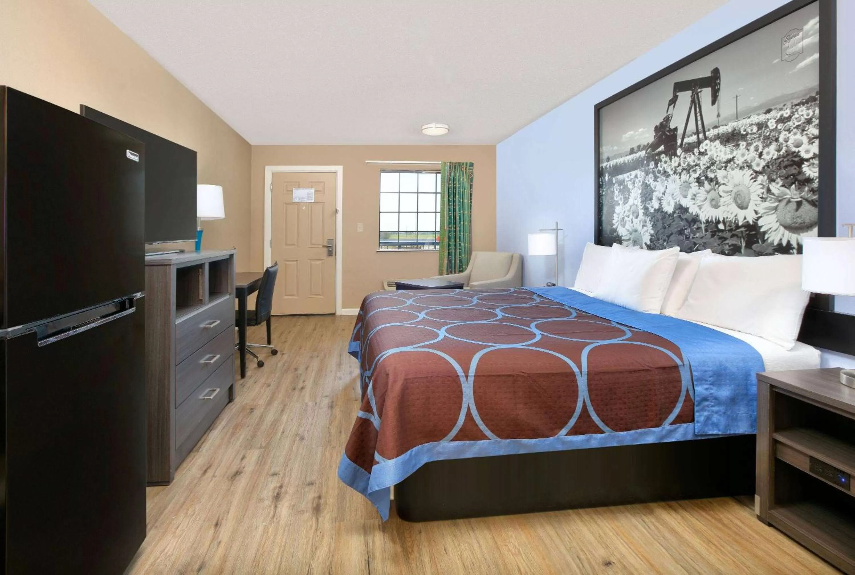 Photo of the whole room, Bed in Super 8 by Wyndham Victoria - South - Hwy 59