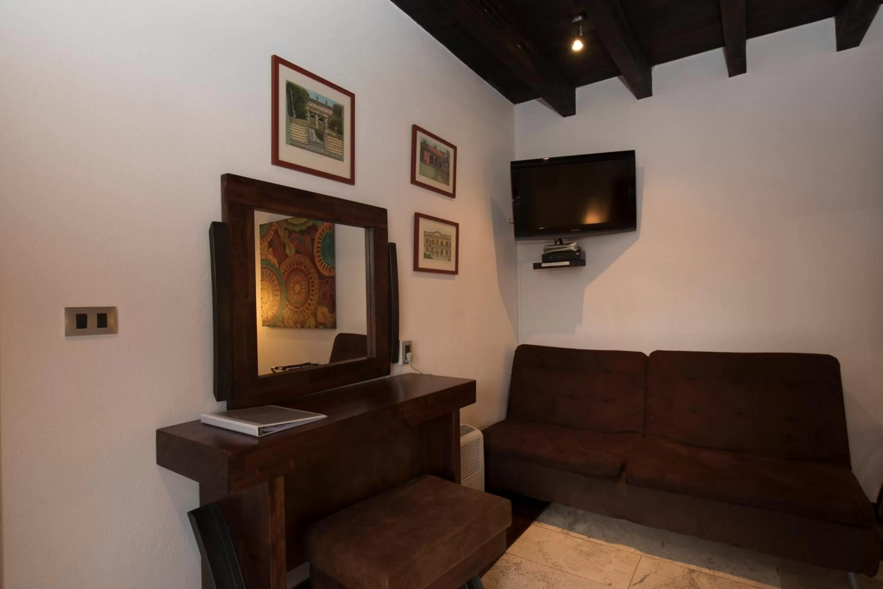 TV and multimedia in Colombe Hotel Boutique