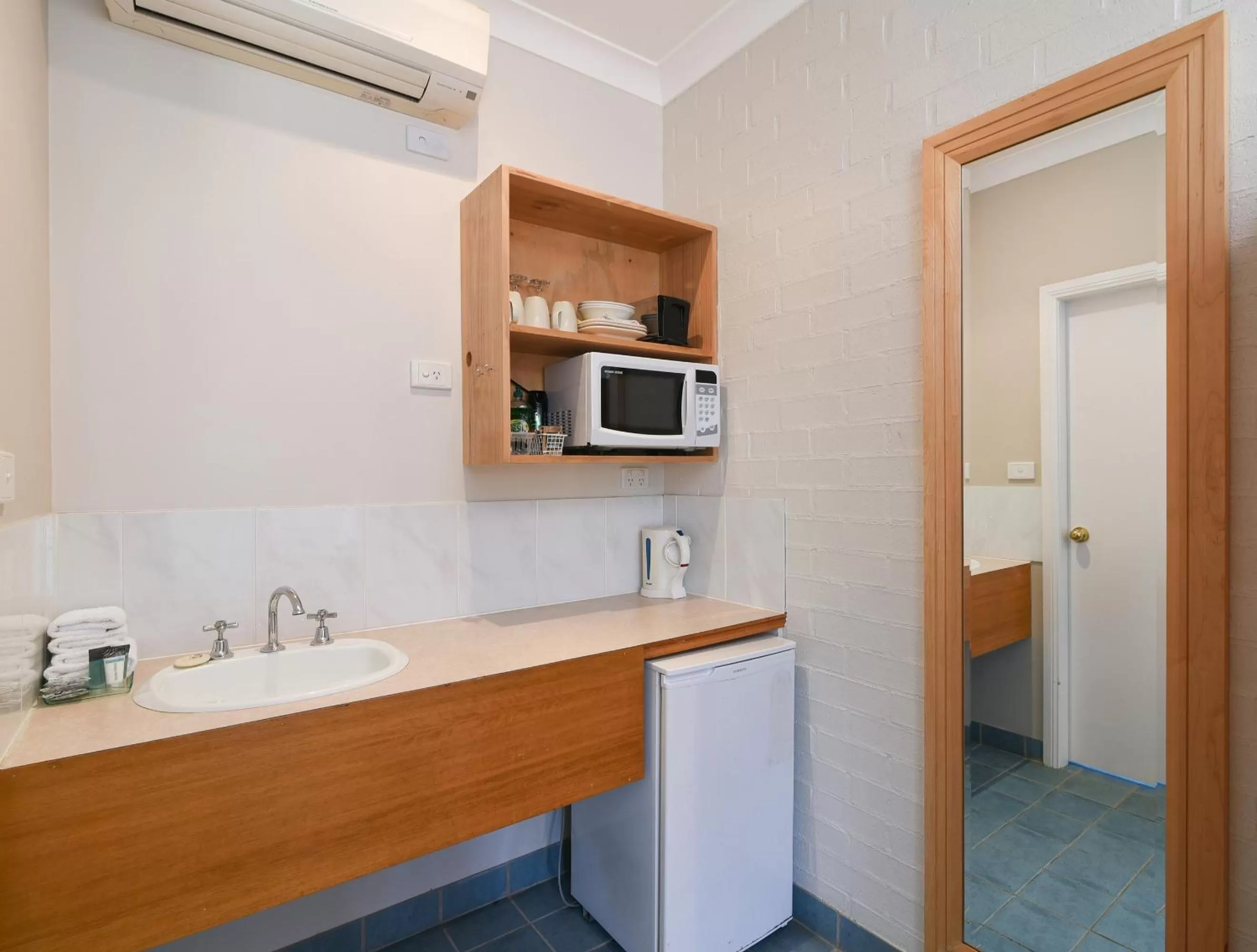 Kitchen or kitchenette in Catalina Motel Lake Macquarie