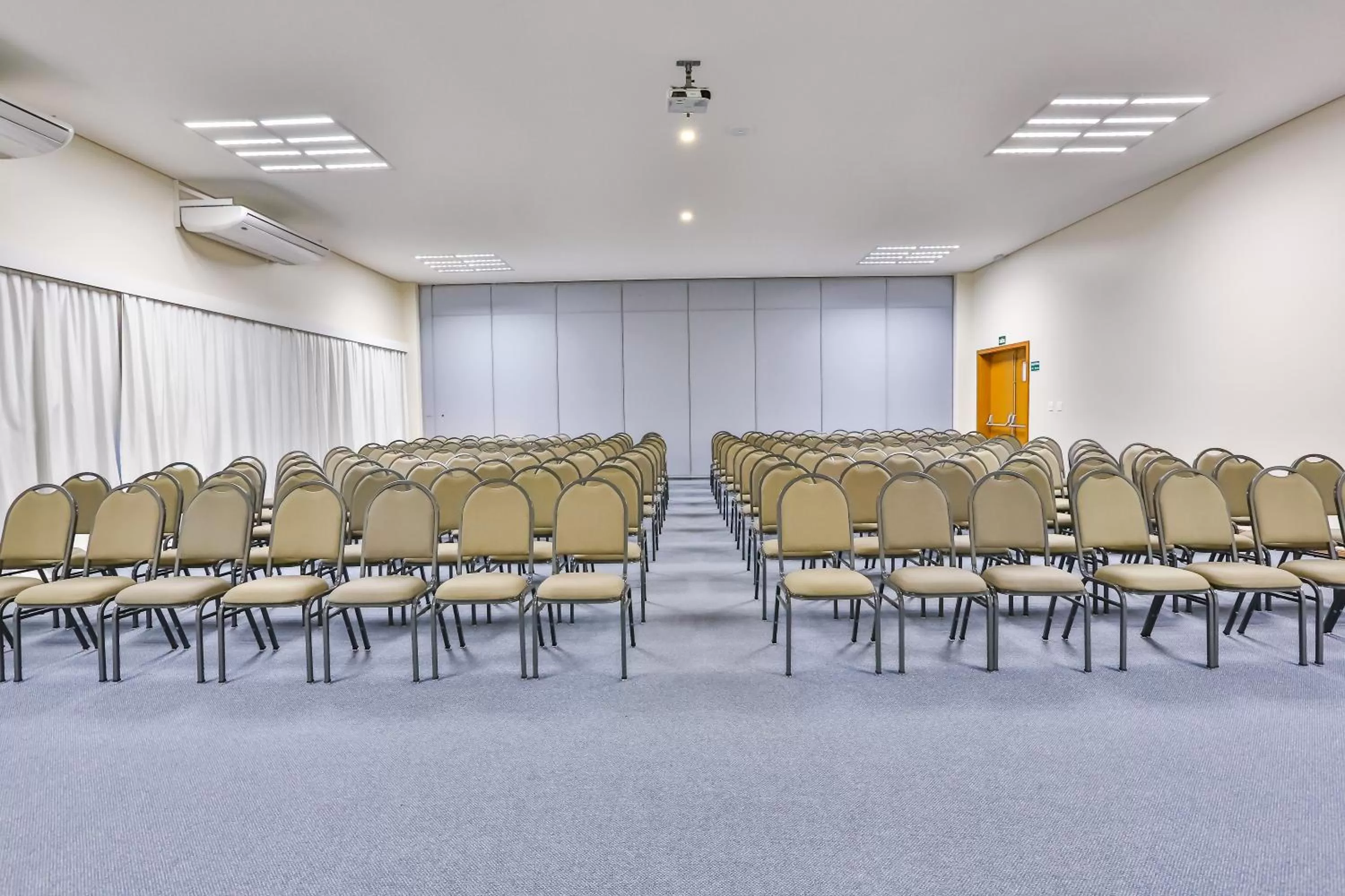 Meeting/conference room in Comfort Mogi Guaçu