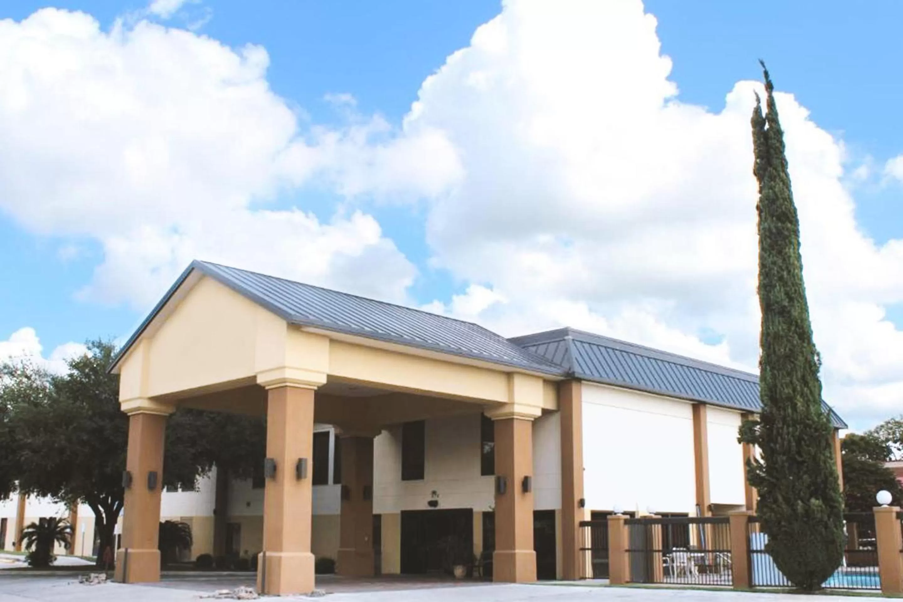 Property building in Coratel Inn & Suites by Jasper New Braunfels IH-35 EXT 189