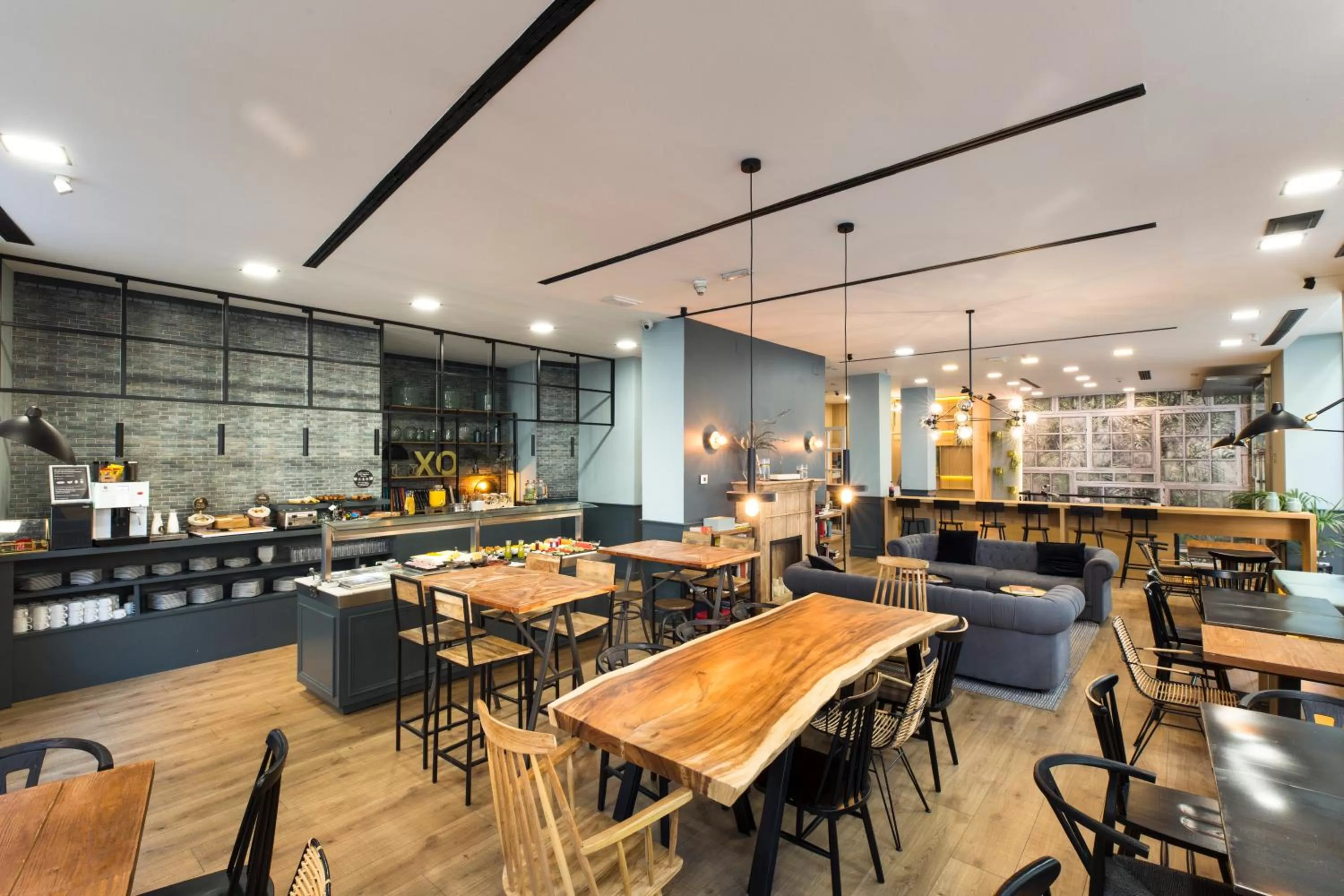 Restaurant/places to eat in Petit Palace Triball