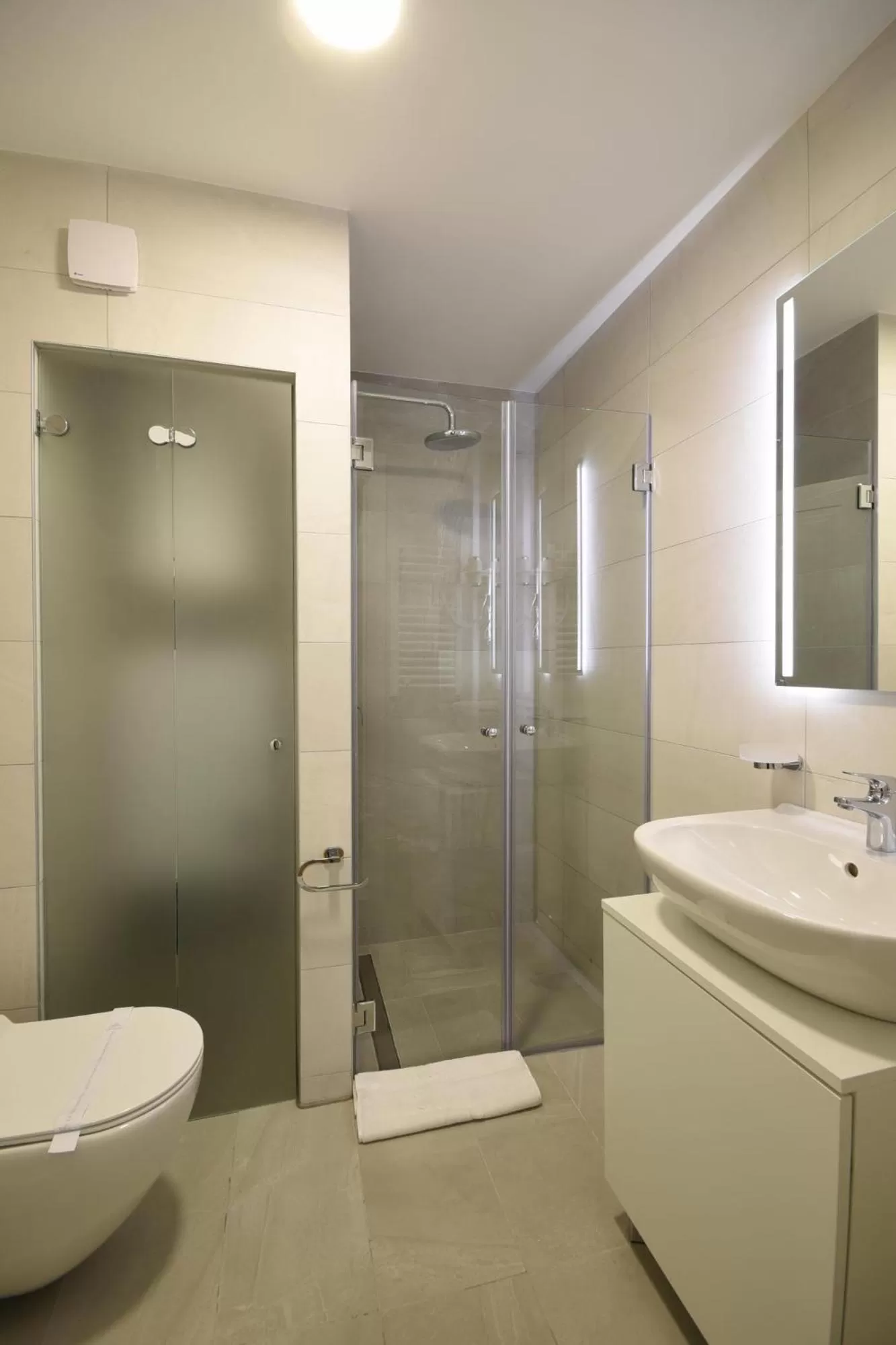 Shower, Bathroom in Hotel LoRa