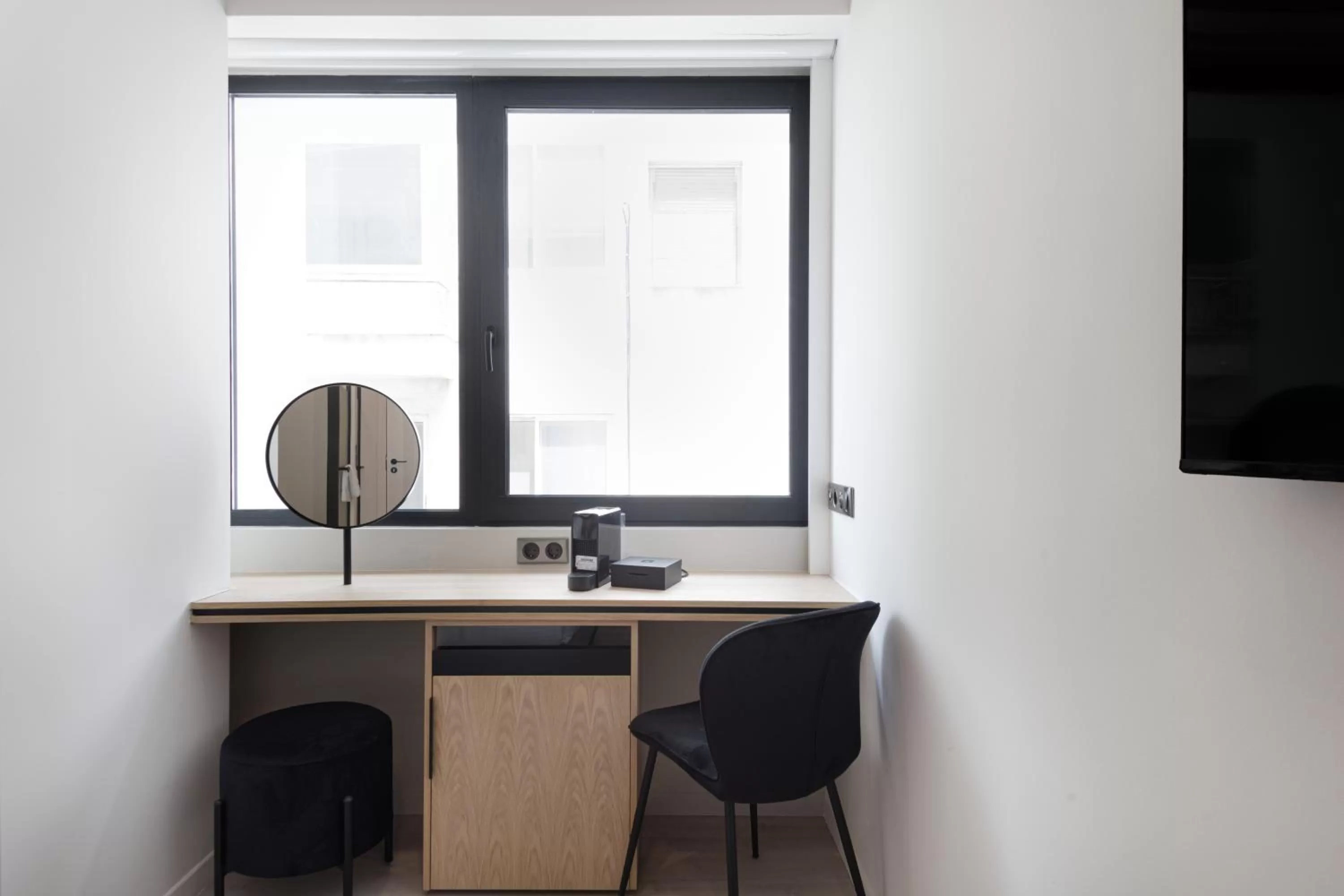 hair dresser, TV/Entertainment Center in LUX&EASY Signature Syngrou 234