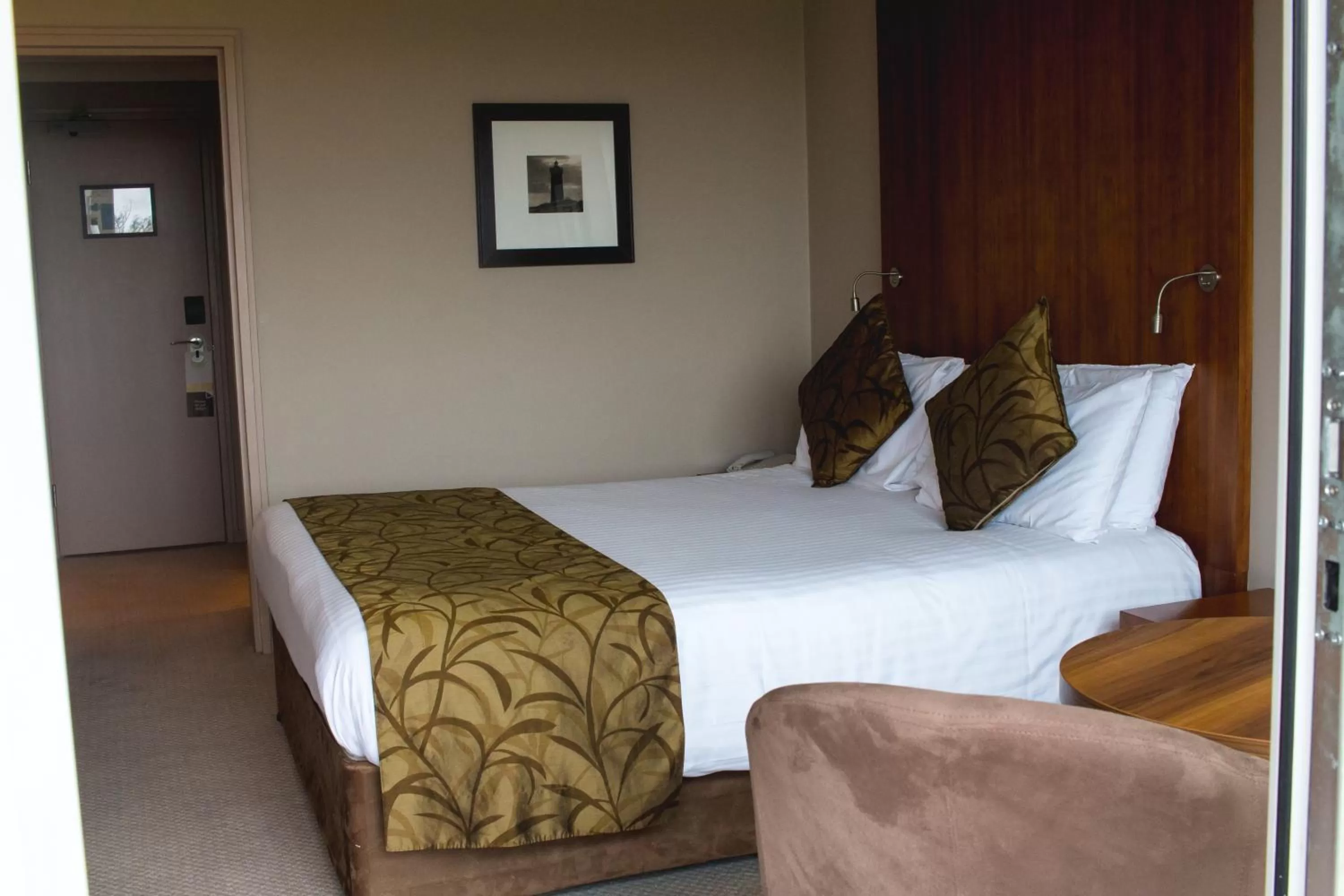 Photo of the whole room, Bed in Humber Royal Hotel