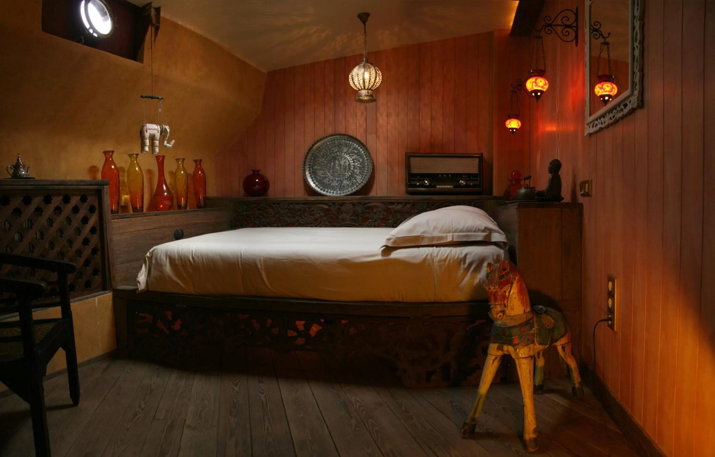 Queen Room in Boat 'Opoe Sientje'