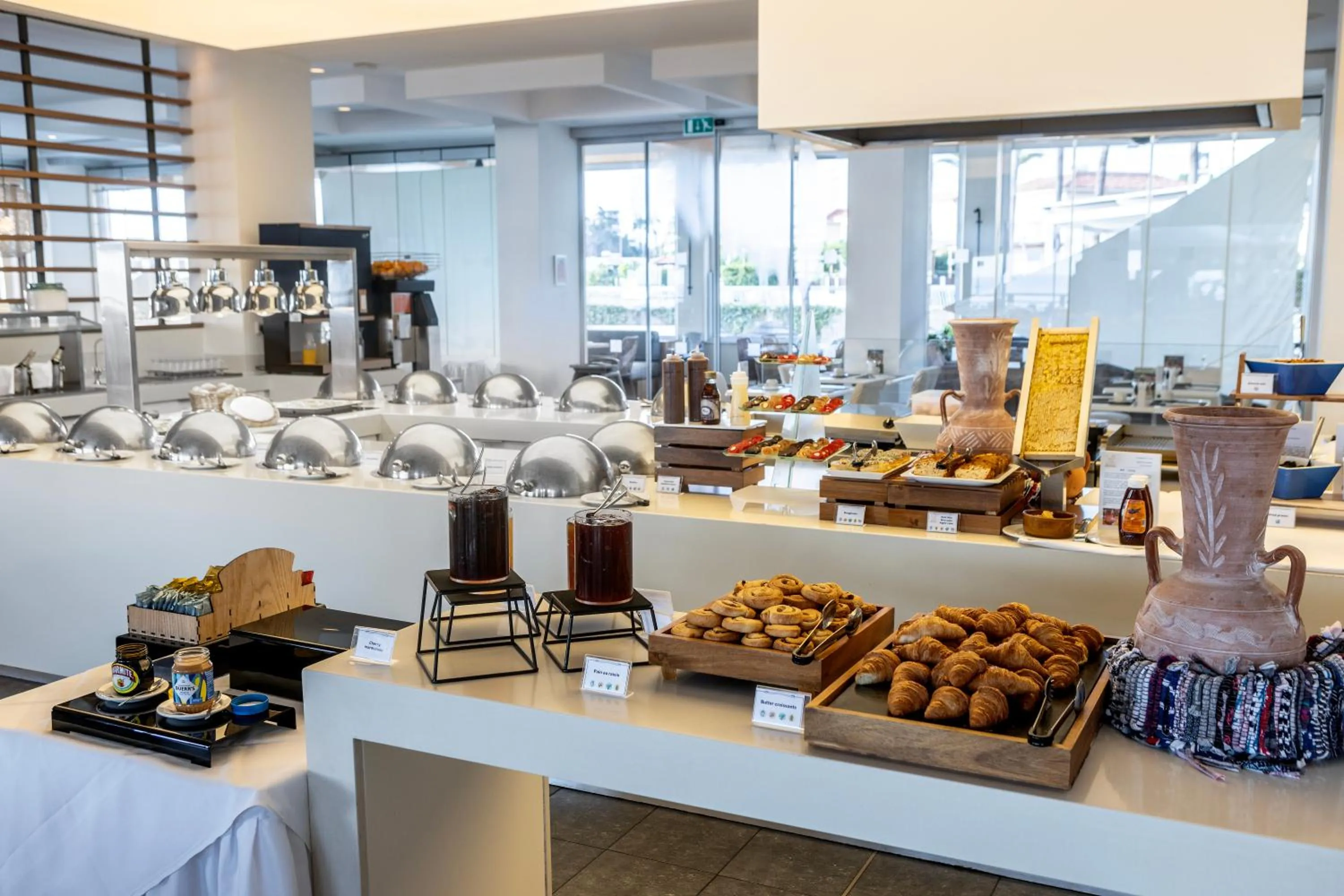 Restaurant/places to eat in Capo Bay Hotel