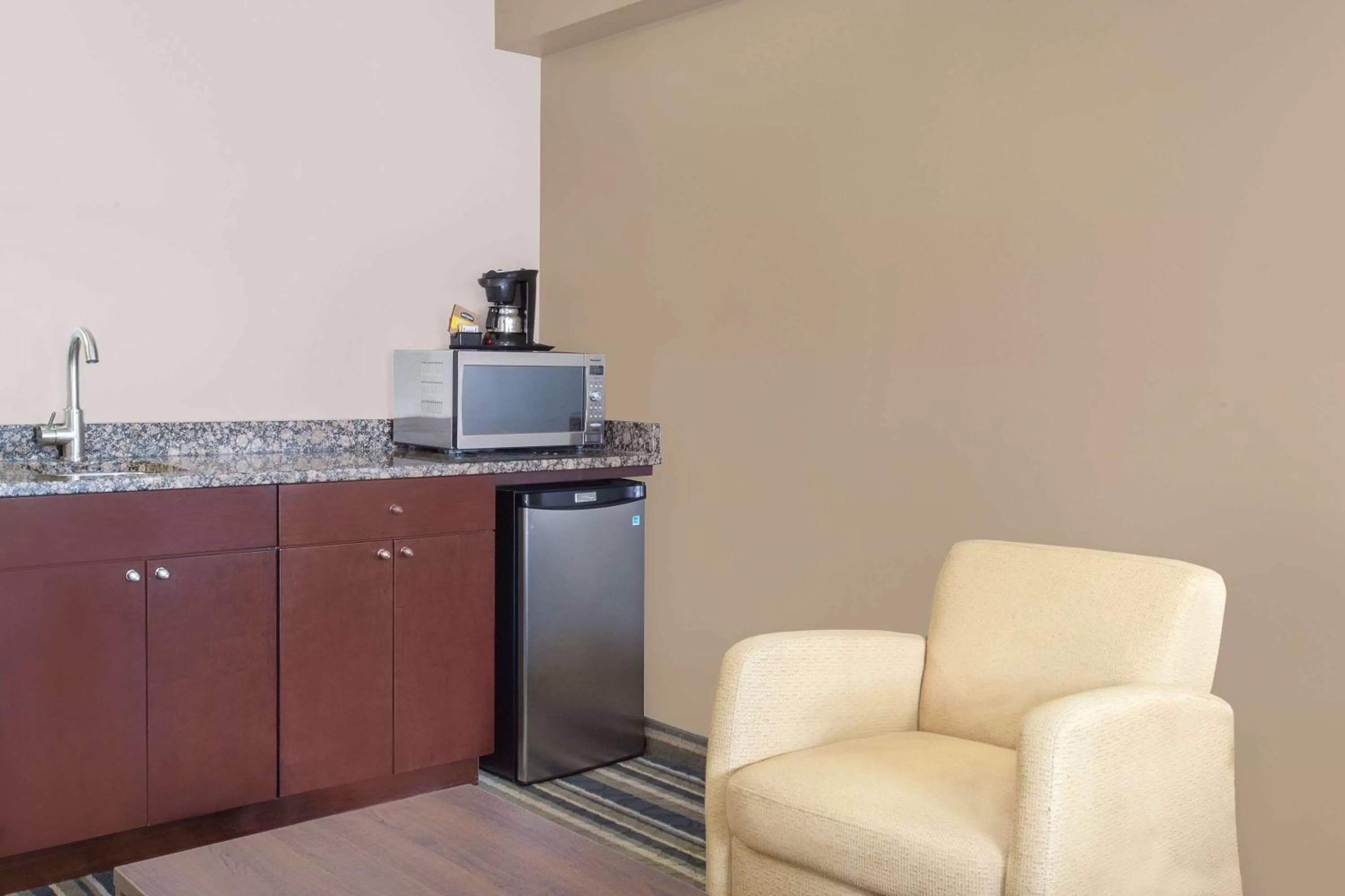 Photo of the whole room in Super 8 by Wyndham Brandon MB