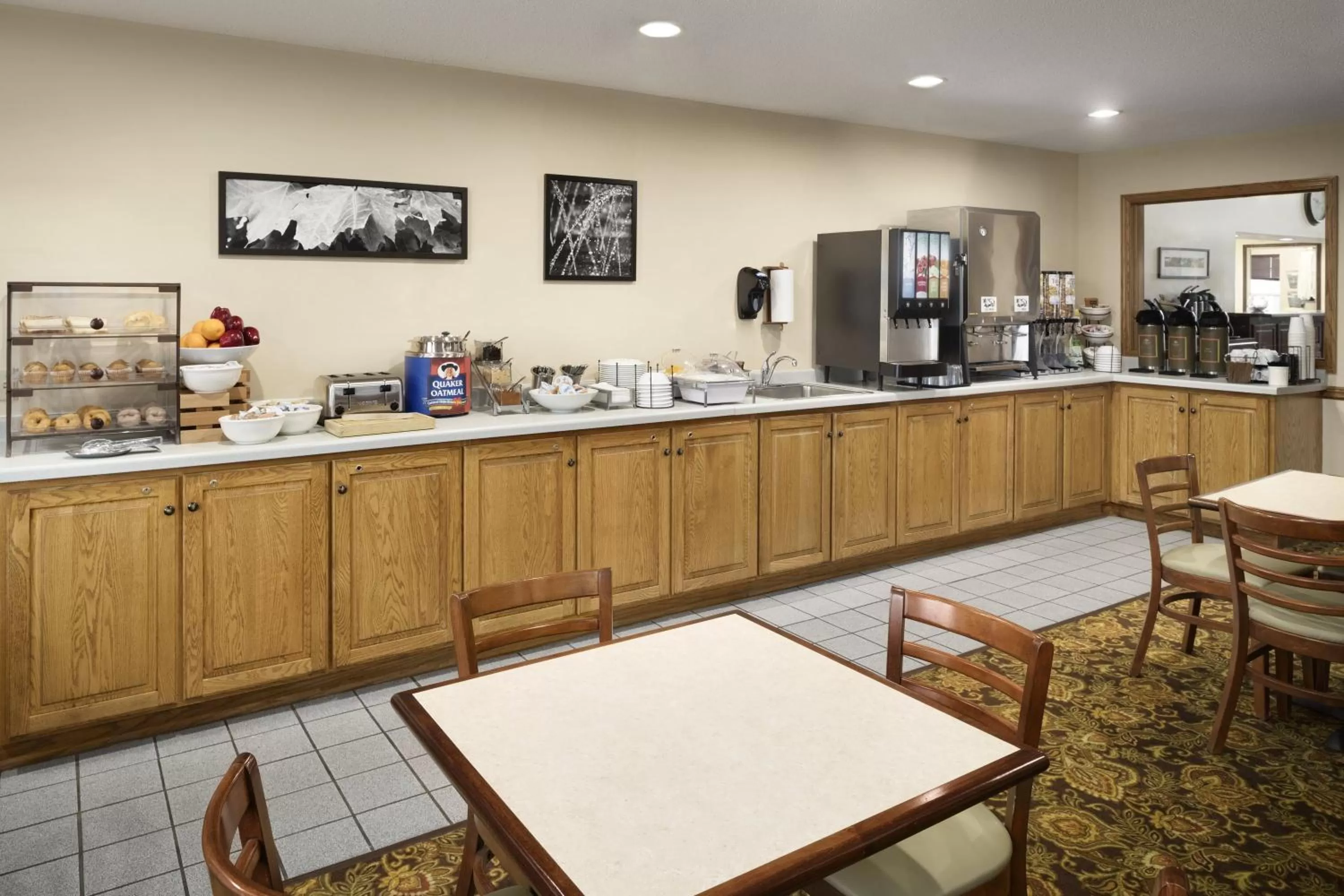 Buffet breakfast in Country Inn & Suites by Radisson, Grinnell, IA