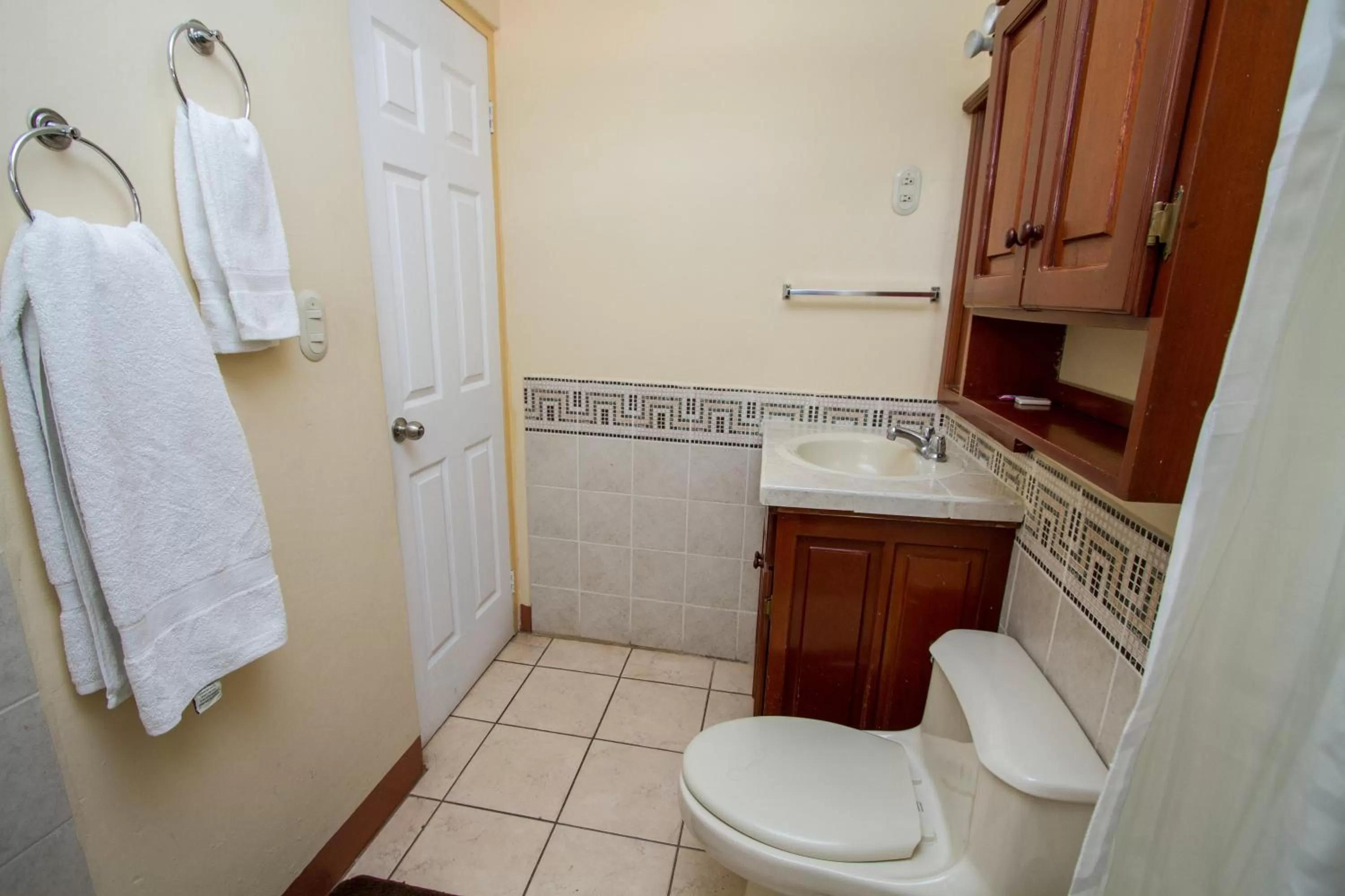 Shower, Bathroom in Hotel Colibri