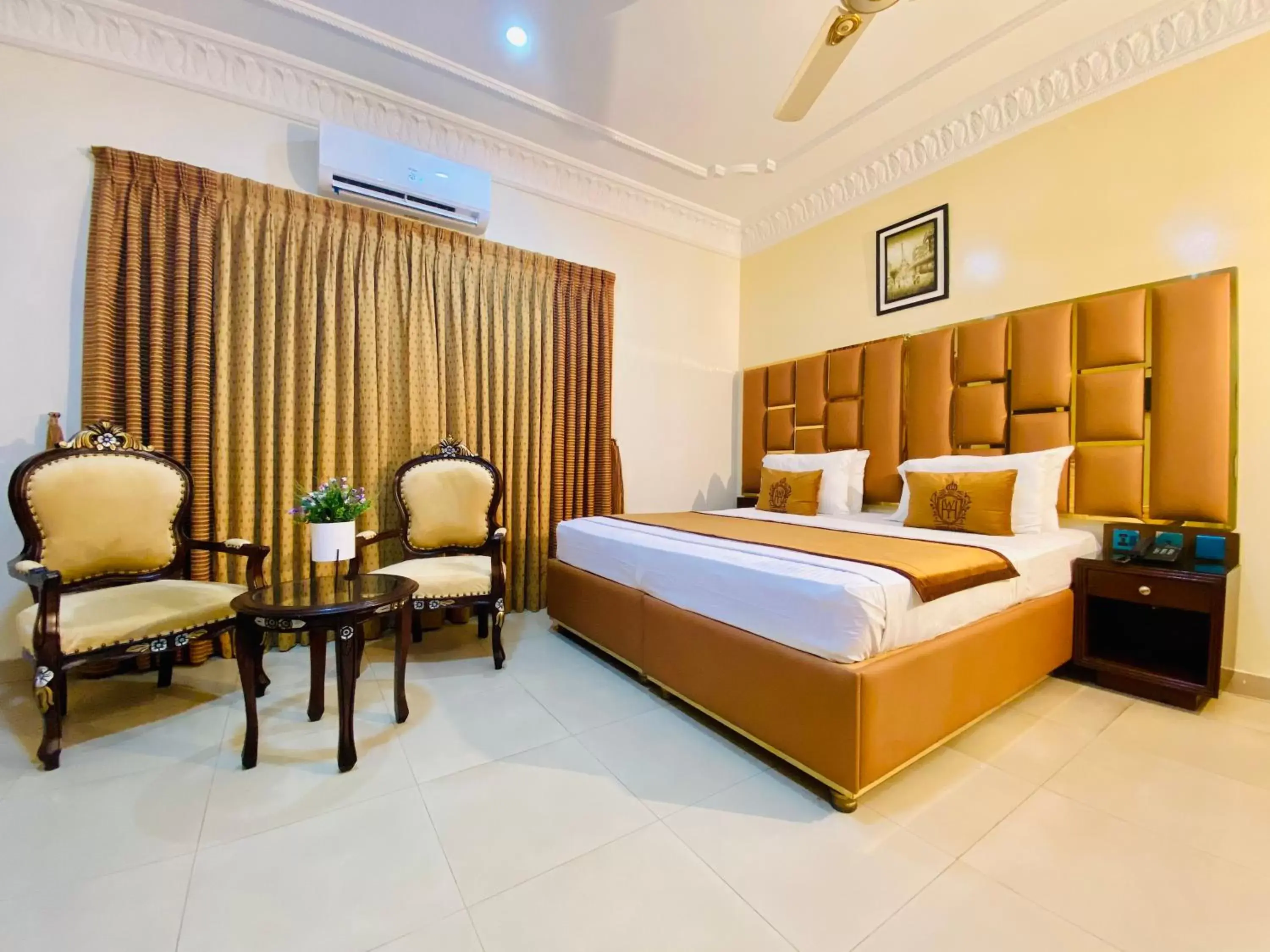 Large Double Room in World Inn Karachi Large Double Room in World Inn Karachi