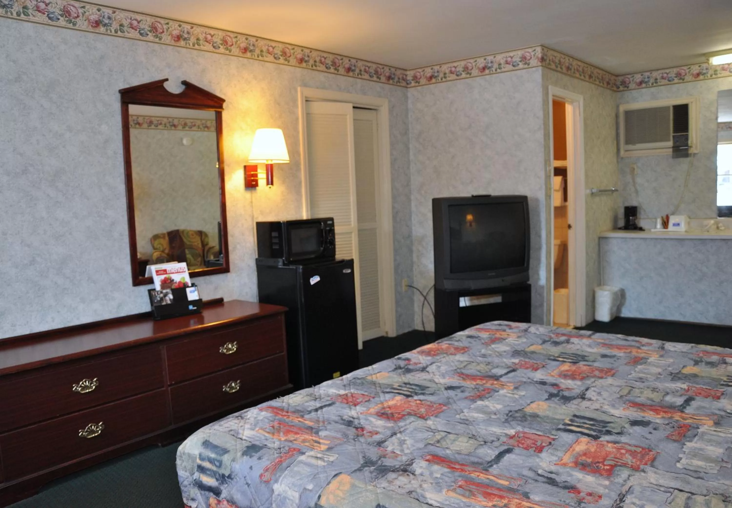 Bed in MERRIMAC INN & SUITES