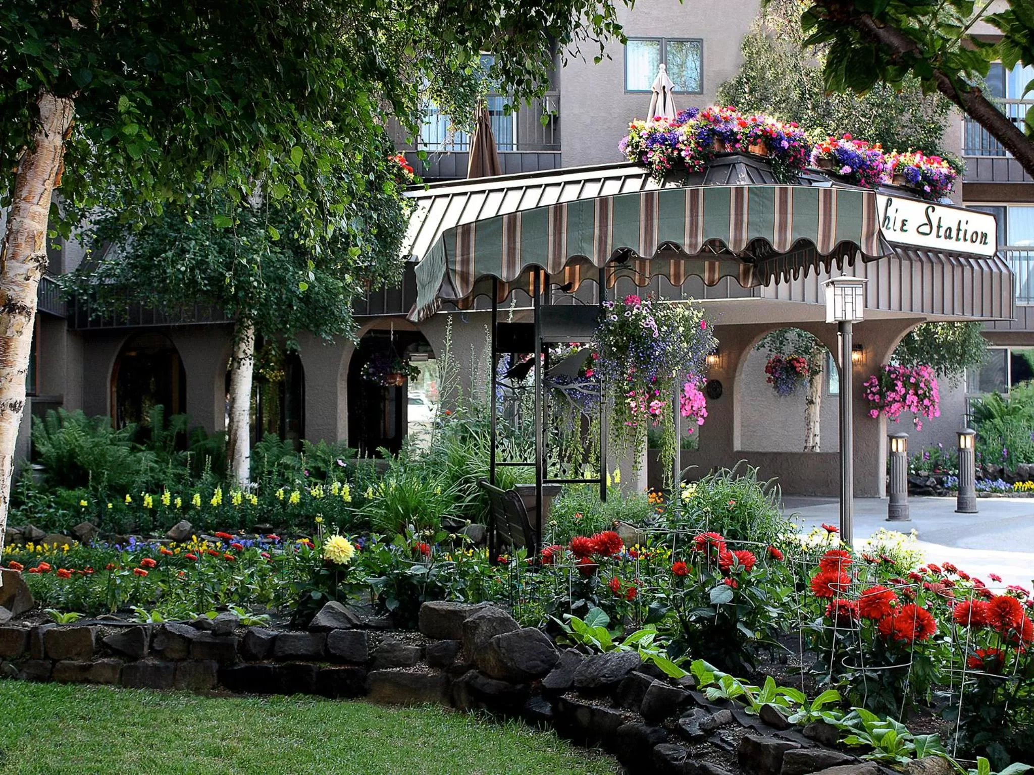 Facade/entrance in Sophie Station Suites
