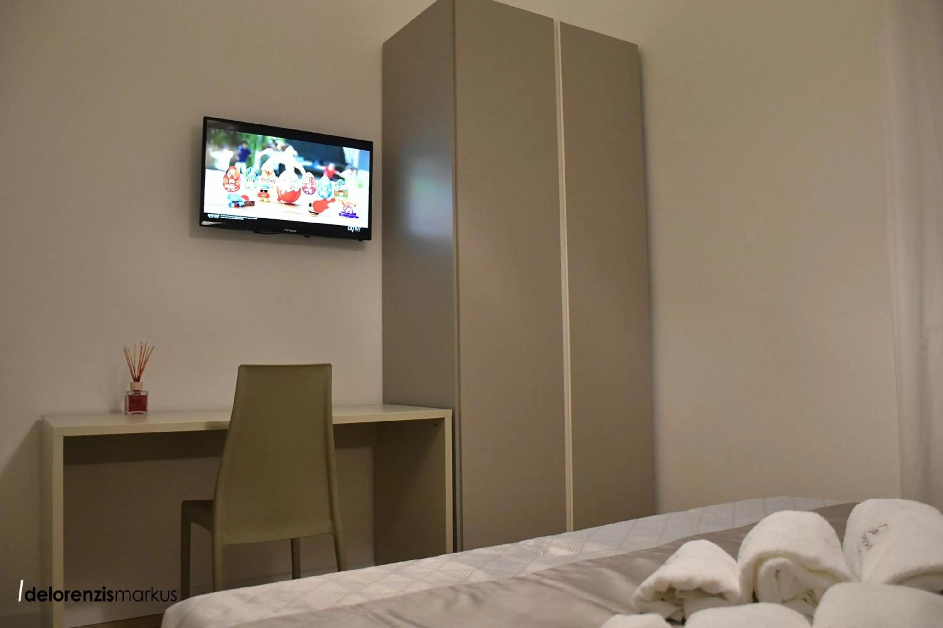 TV and multimedia, Bed in Les 3 Chambres