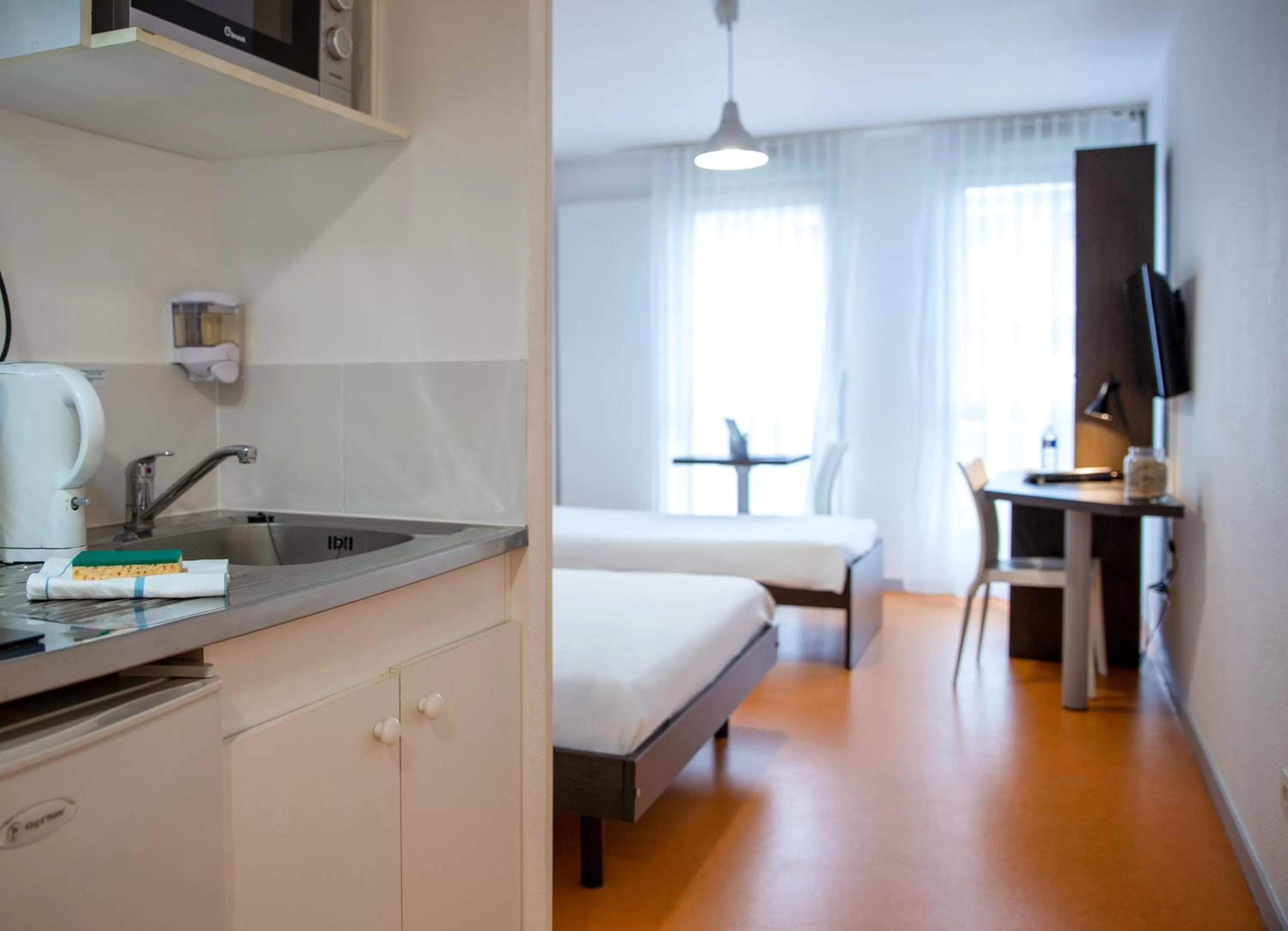 Kitchen or kitchenette, Bed in Comfort Aparthotel Besancon Hauts du Chazal