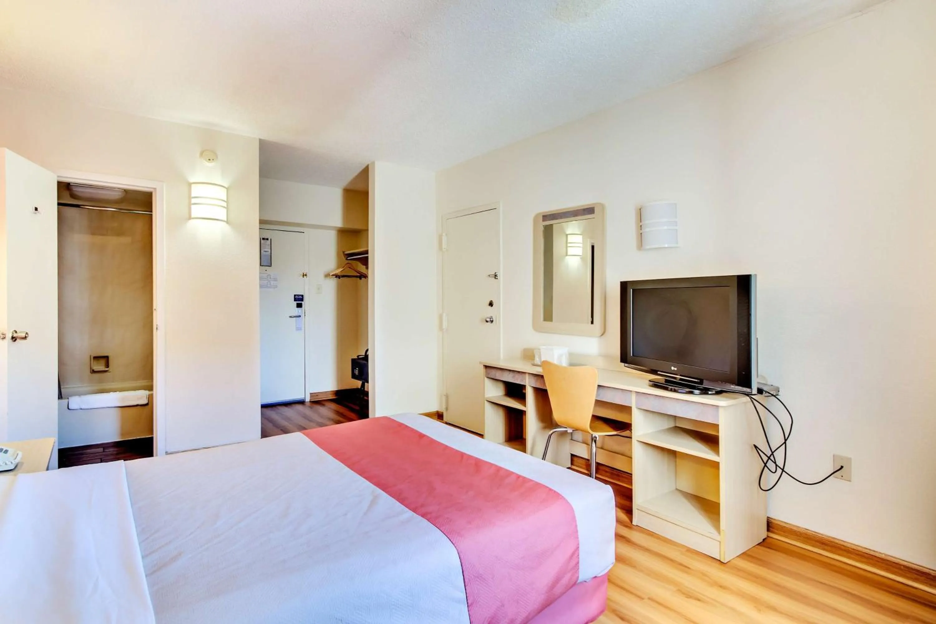 TV and multimedia, Bed in Motel 6-Washington, DC