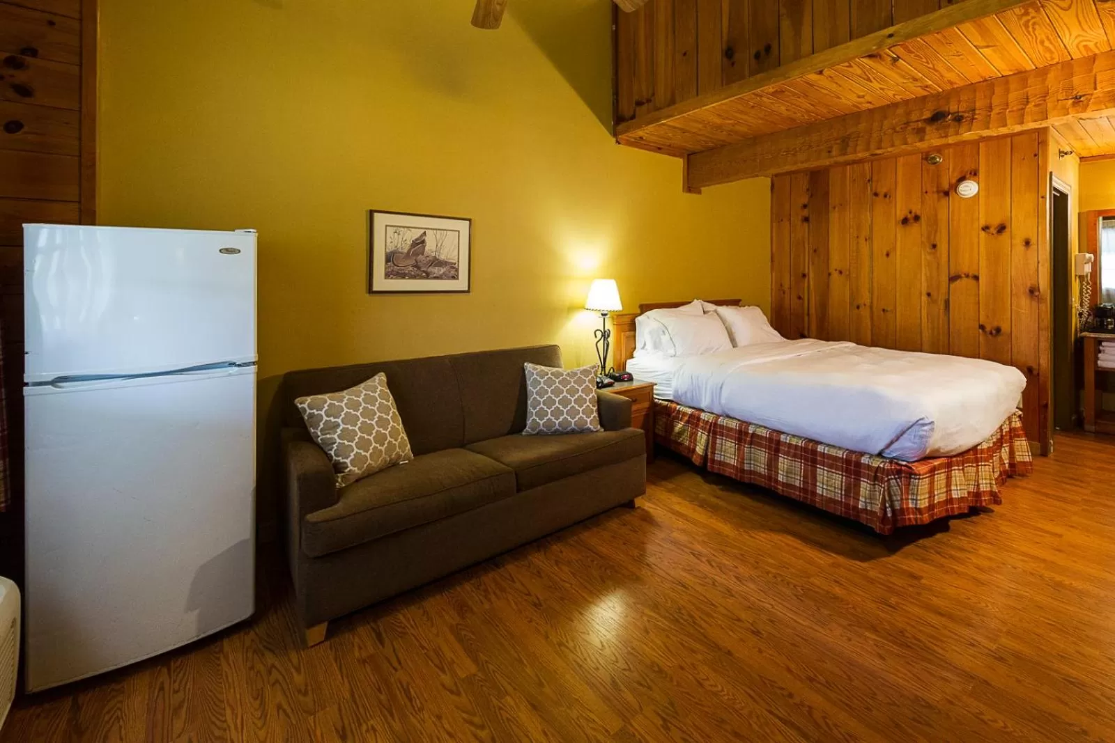 Photo of the whole room, Bed in Timbers Lodge