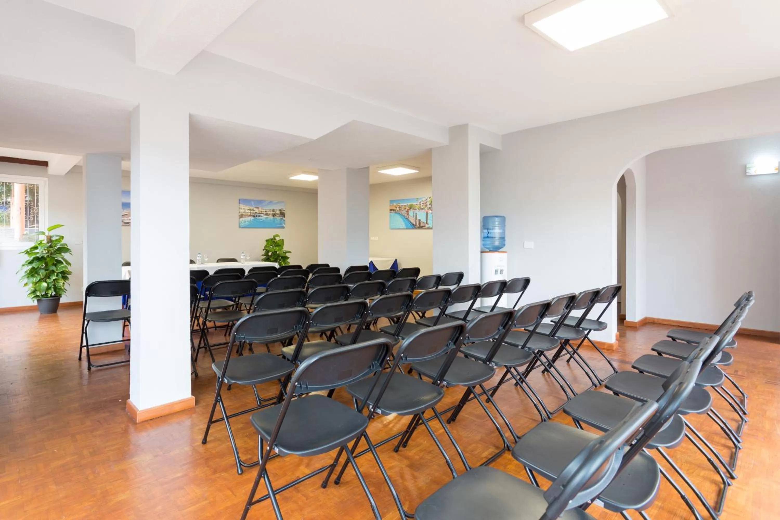 Business facilities in Globales Acuario