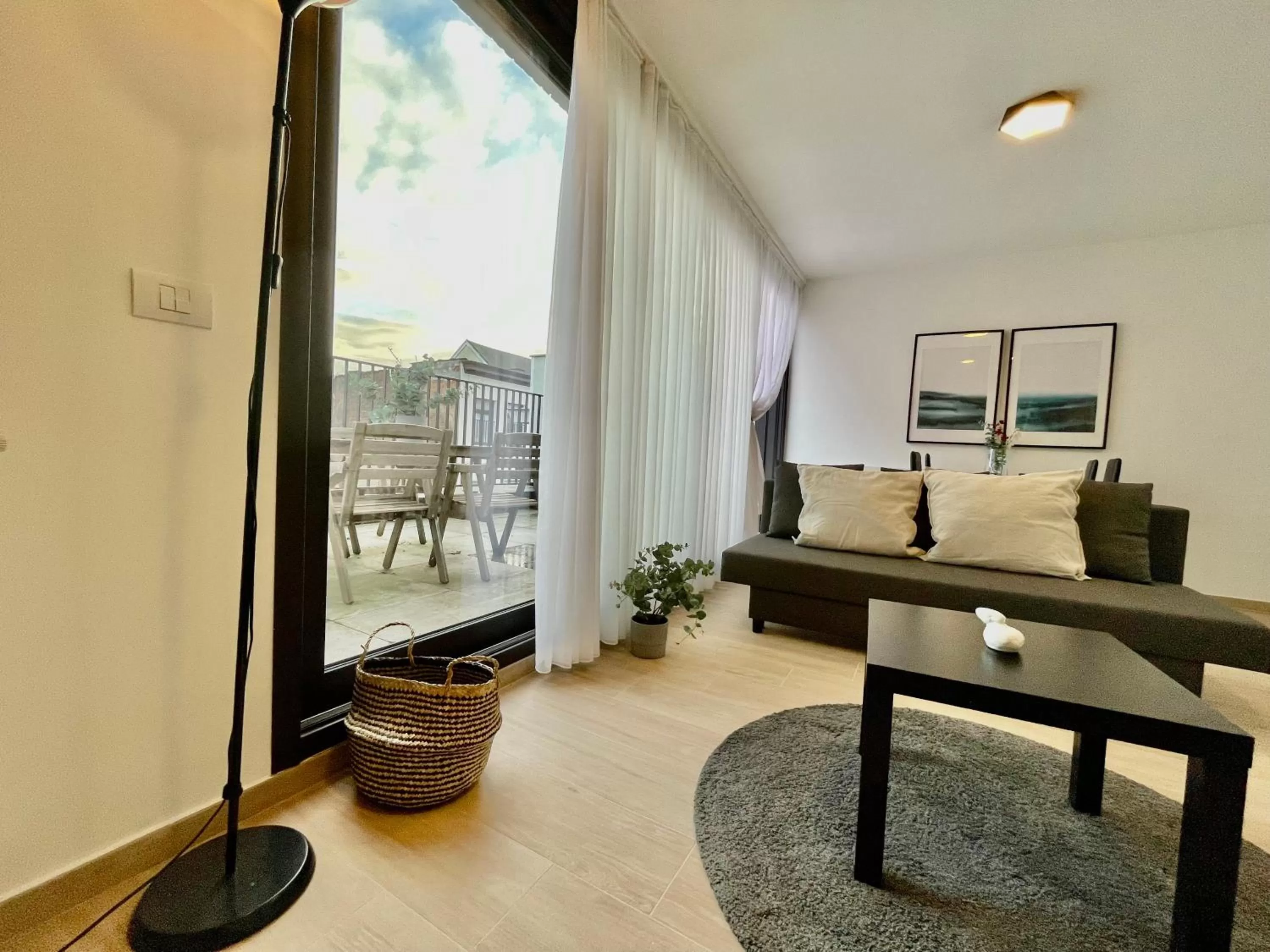 Living room in OneLuxStay near Diamond District