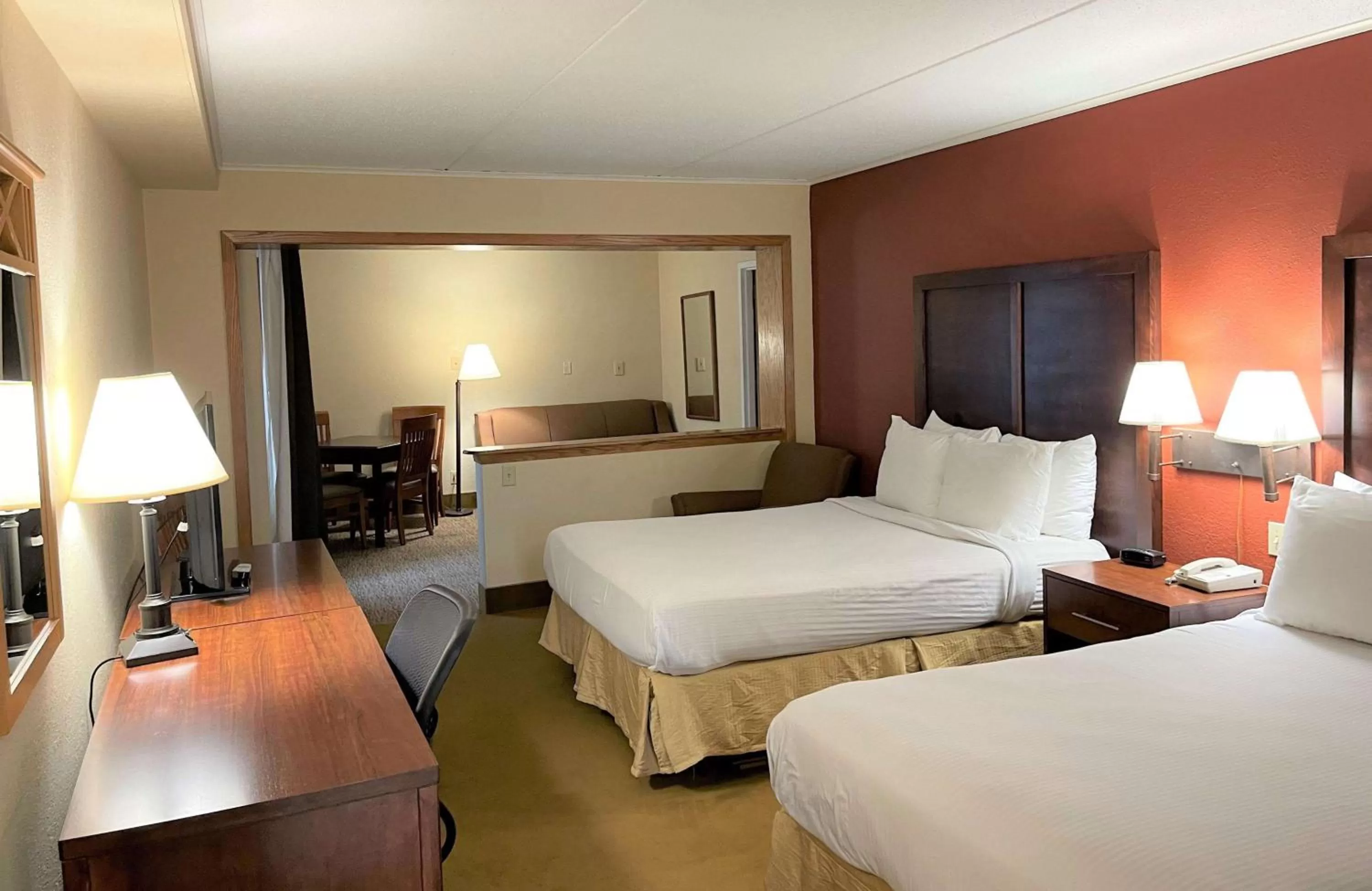 Bedroom, Bed in Crossroads Hotel & Event Center