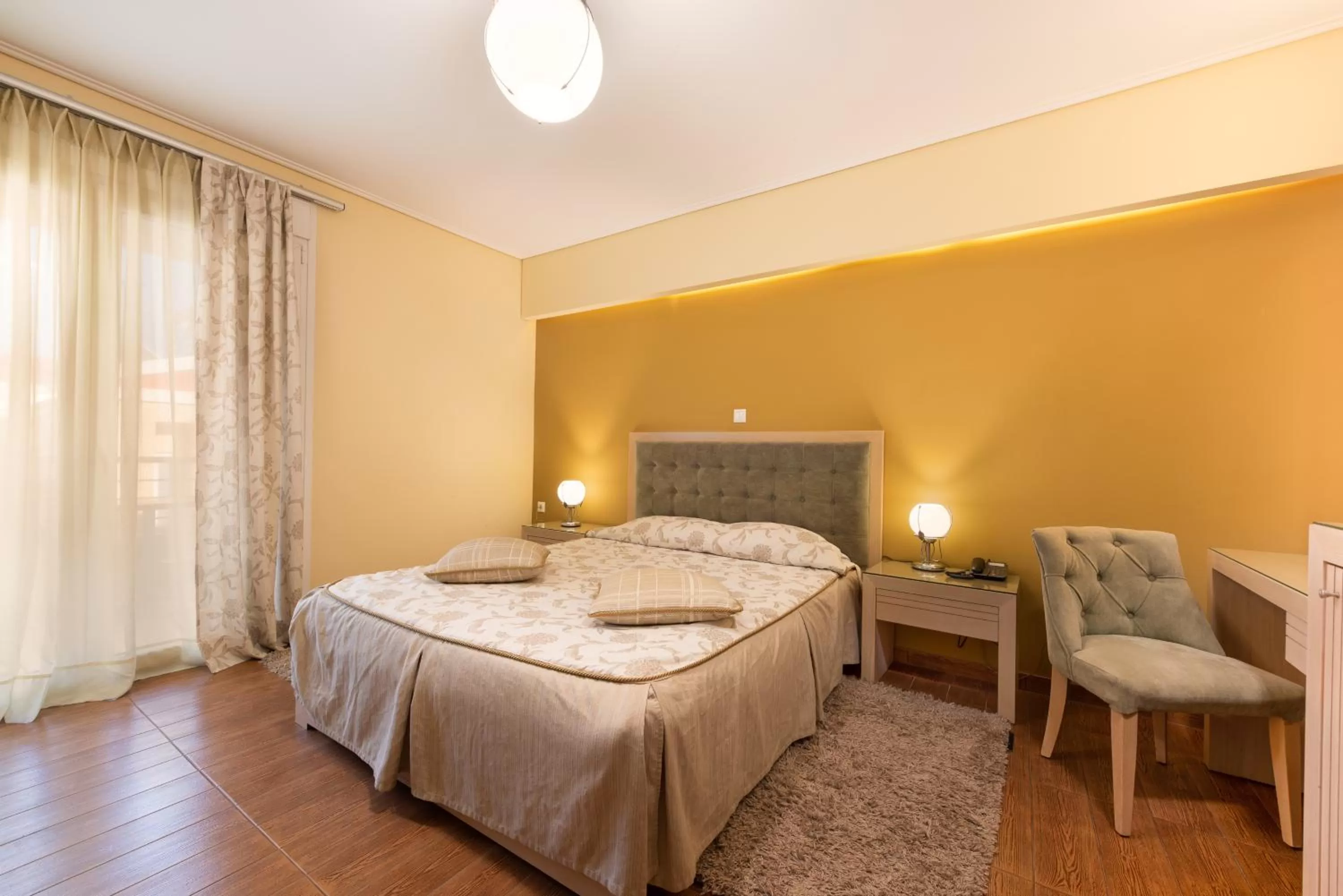 Photo of the whole room, Bed in Heliotrope Hotels