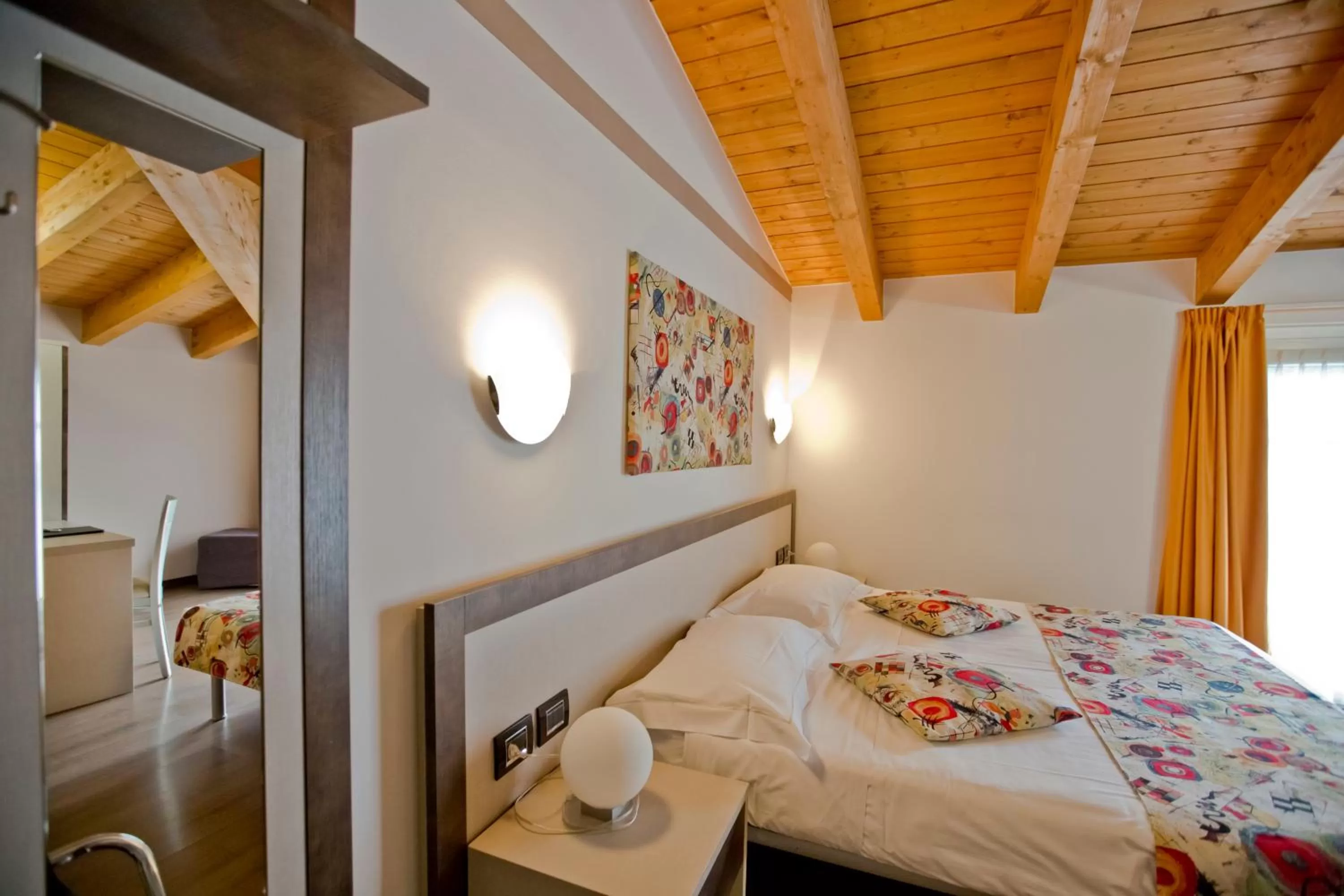 Bed in Hotel Lago di Como