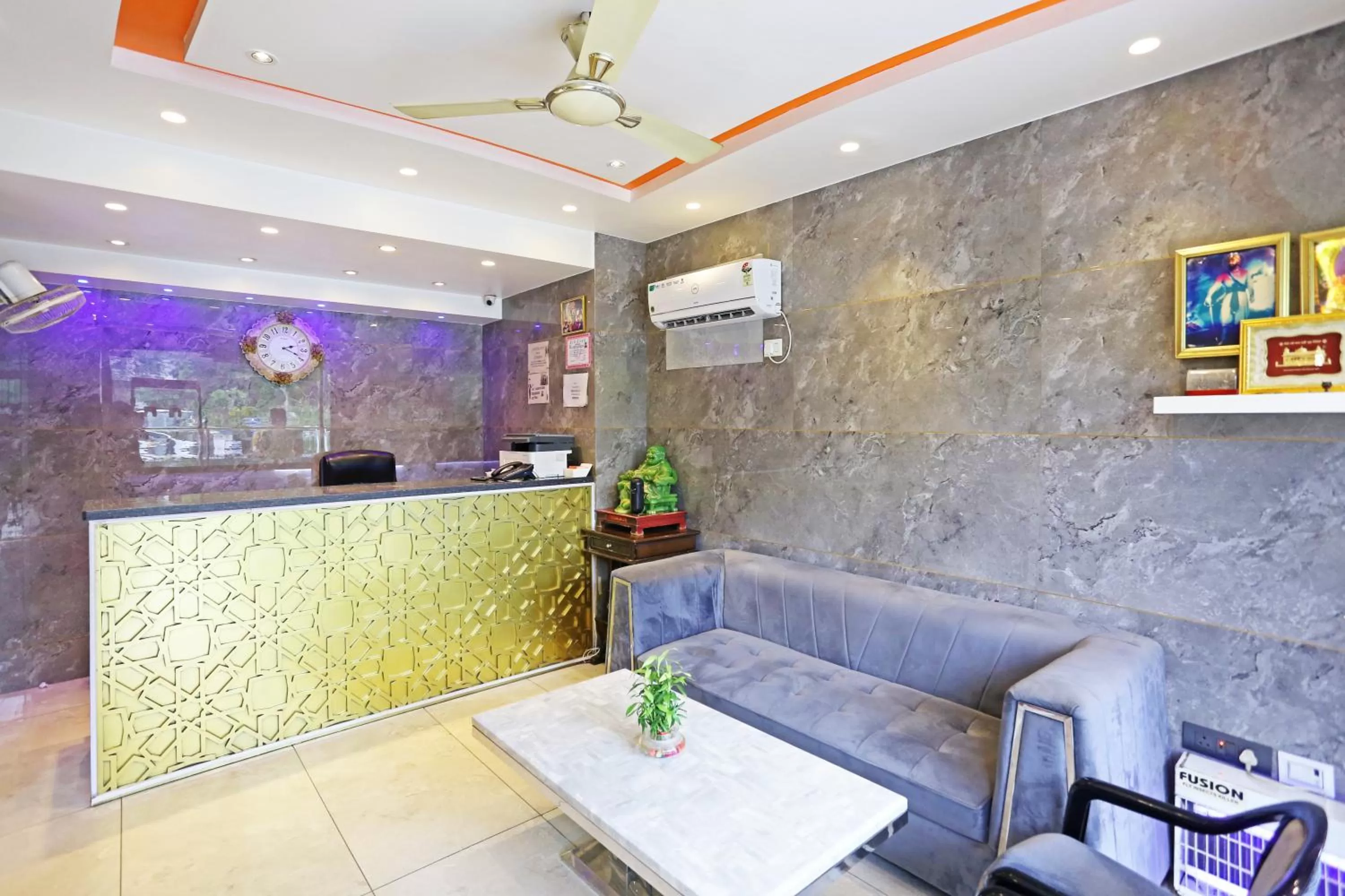 Seating area, Lobby/Reception in Frankstay By Hotel Preet in 05 mints walking Distance Nizamuddin Railway Station