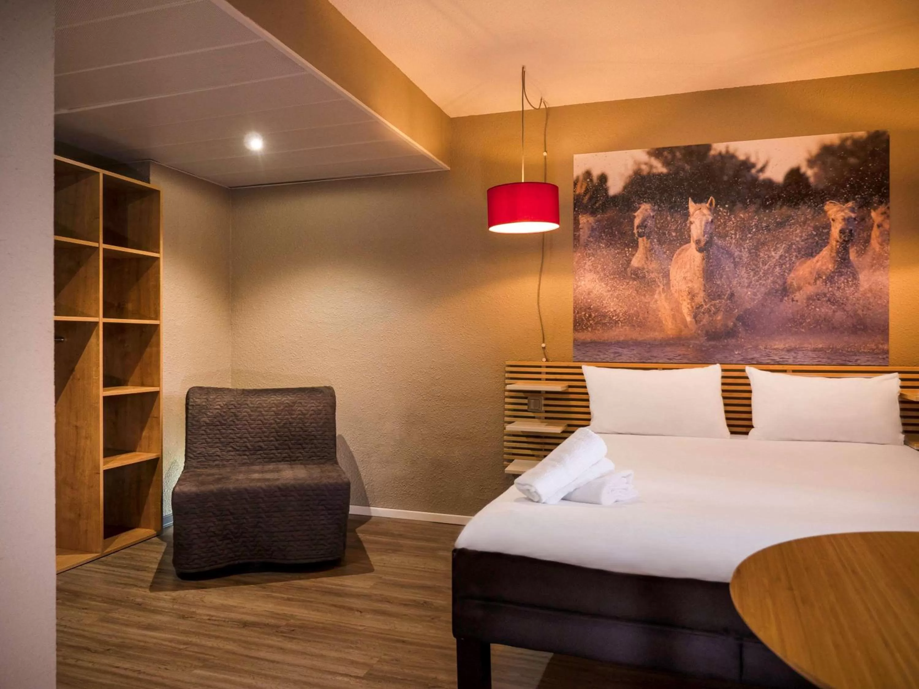 Photo of the whole room, Bed in ibis Arles