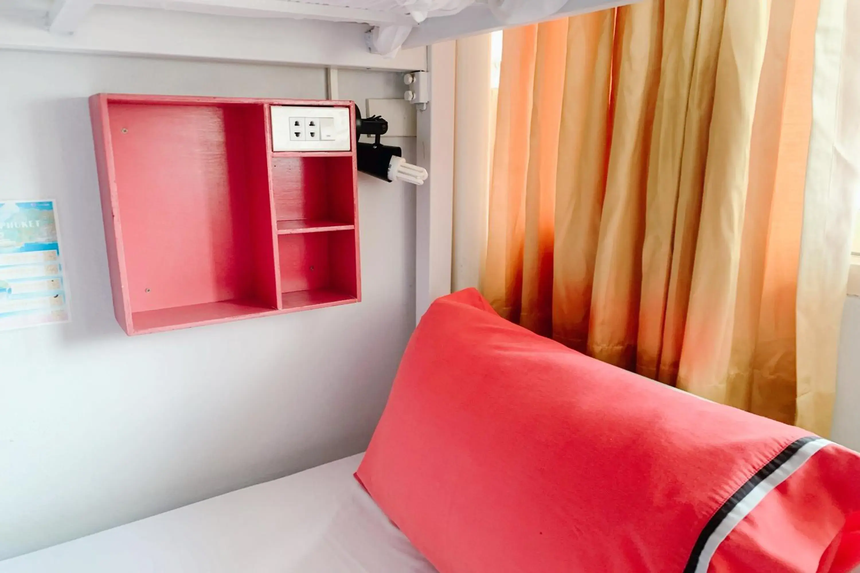 Bed in 8-Bed Mixed Dormitory Room in Sleep Sheep Phuket Hostel SHA Bed in 8-Bed Mixed Dormitory Room in Sleep Sheep Phuket Hostel SHA