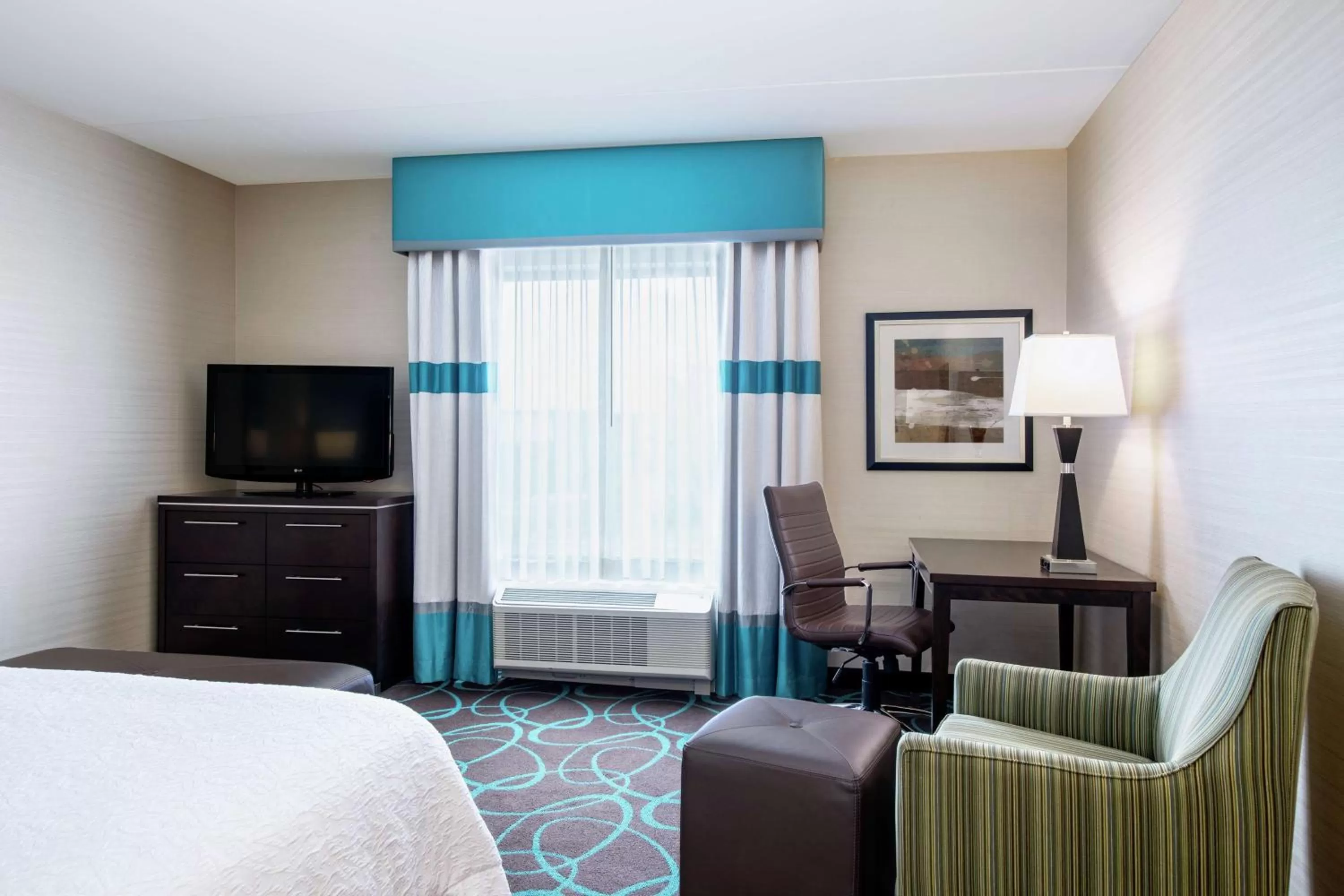 Bedroom, Bed in Hampton Inn by Hilton Winnipeg
