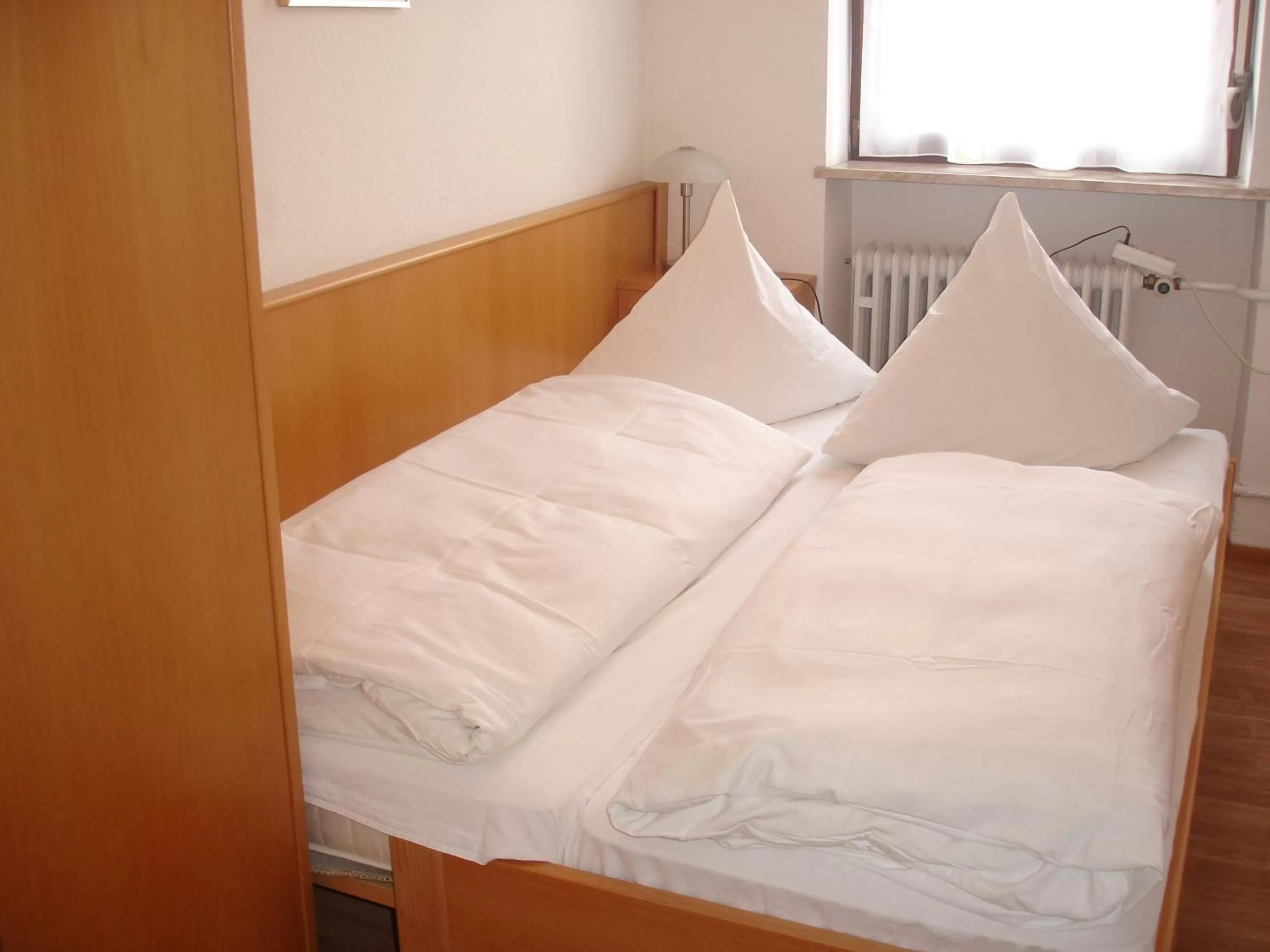 Photo of the whole room, Bed in Hotel Rose Heidelberg inklusive Frühstück, Saunanutzung und Parkplätze nach Verfügbarkeit