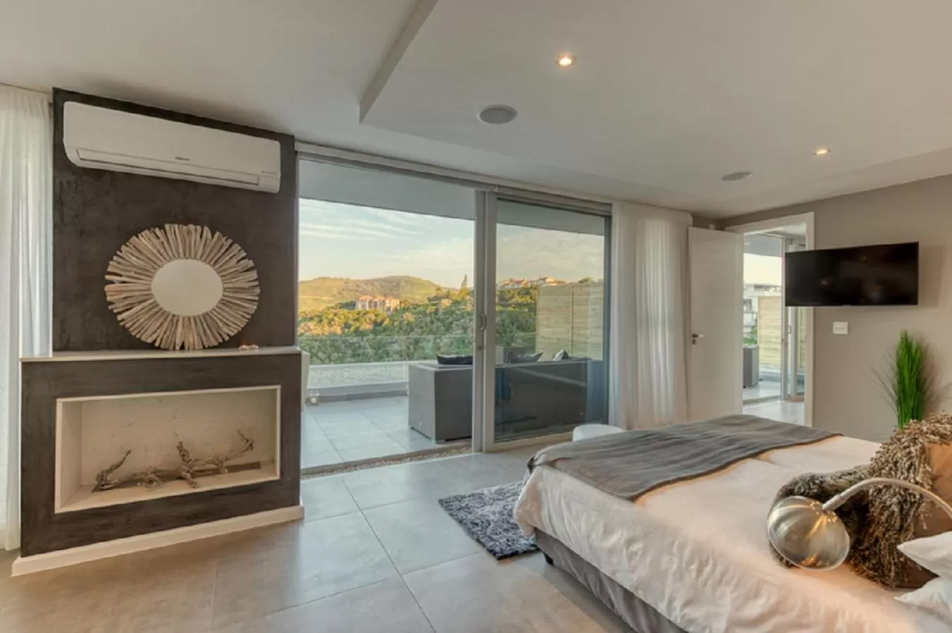 Bedroom, Bed in Crown on the Heads