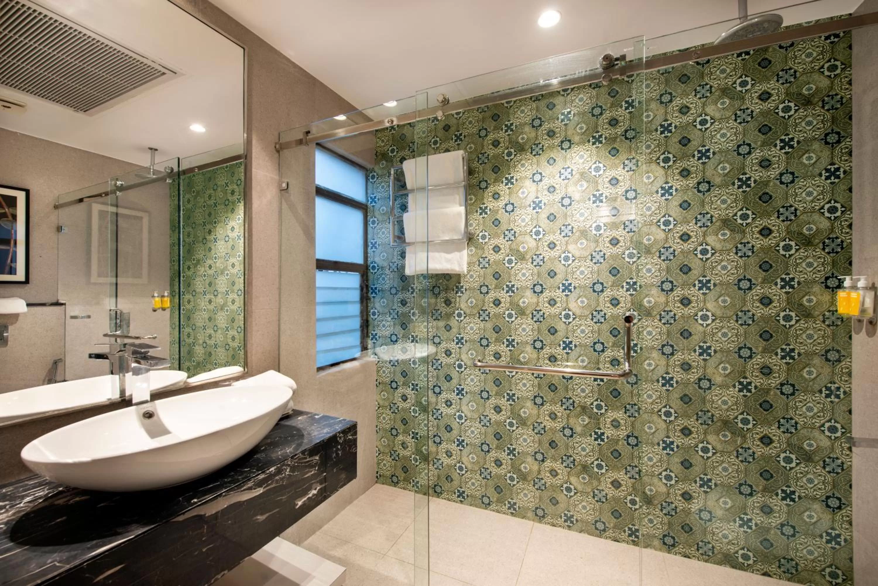 Bathroom in Bloom Boutique l GK1