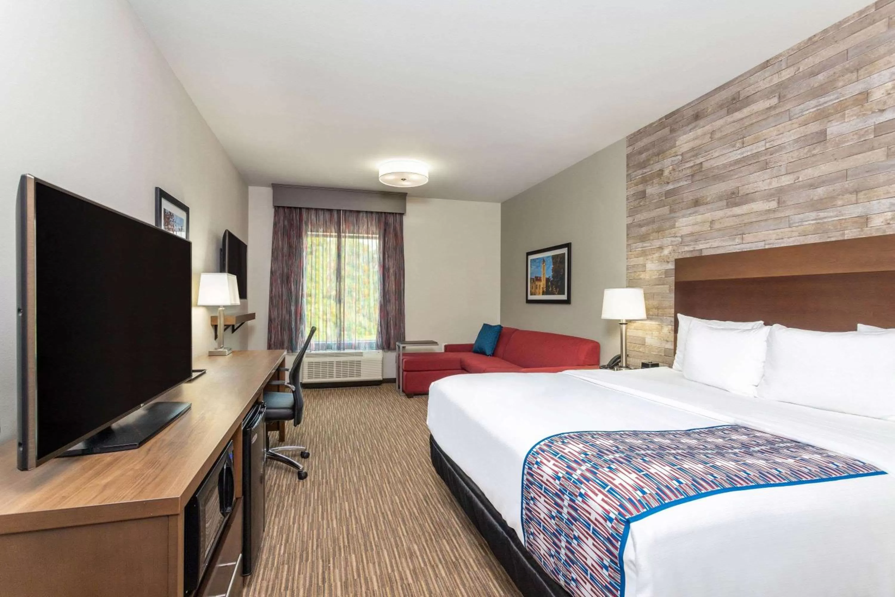 Photo of the whole room, Bed in La Quinta Inn and Suites by Wyndham Bloomington