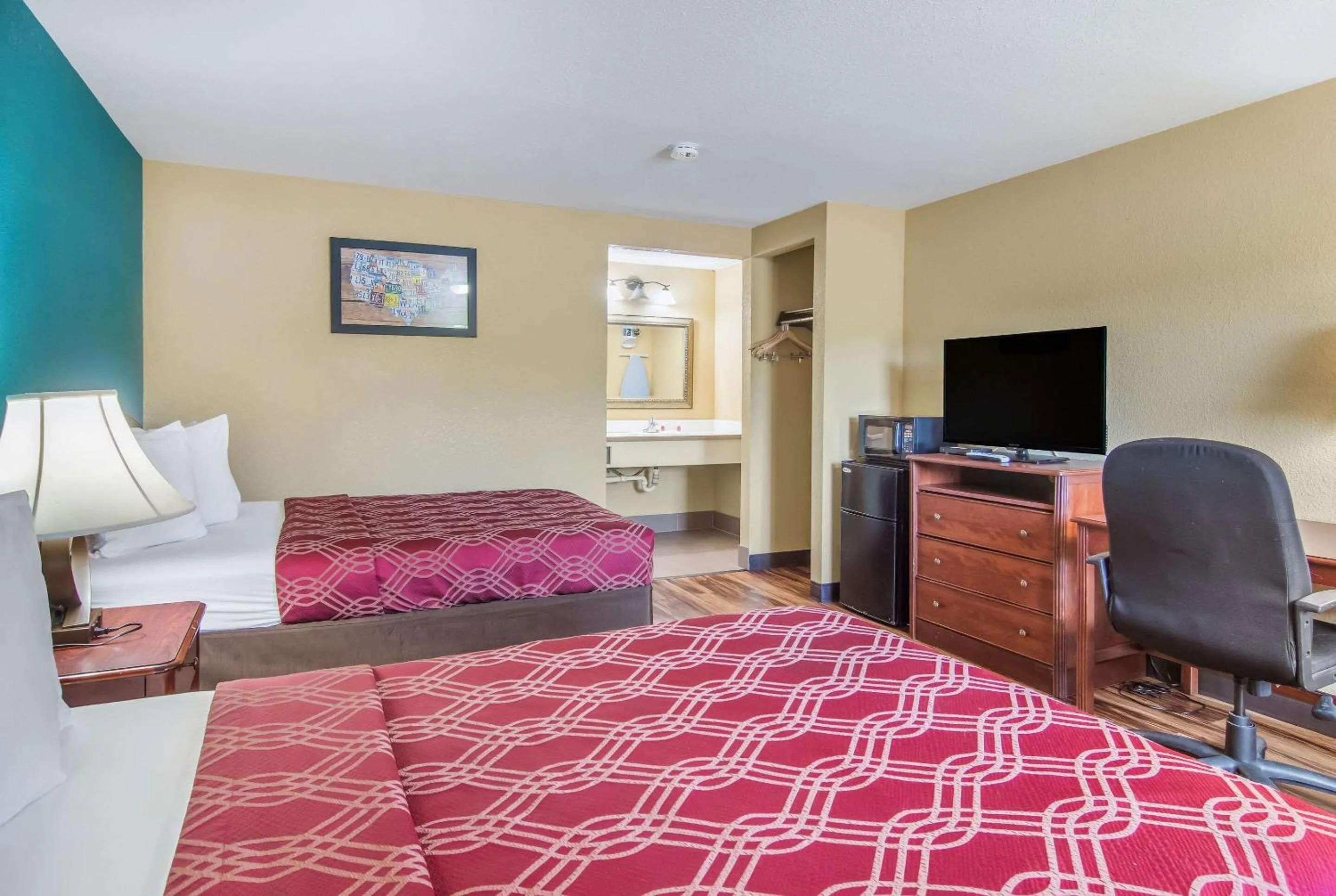 Photo of the whole room in Econo Lodge Hotel Bradford