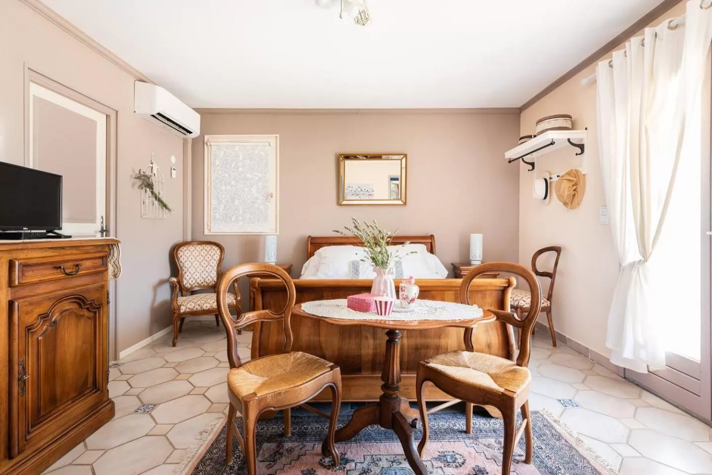 Photo of the whole room in Chambre et table d'hôtes Villa Pomponette