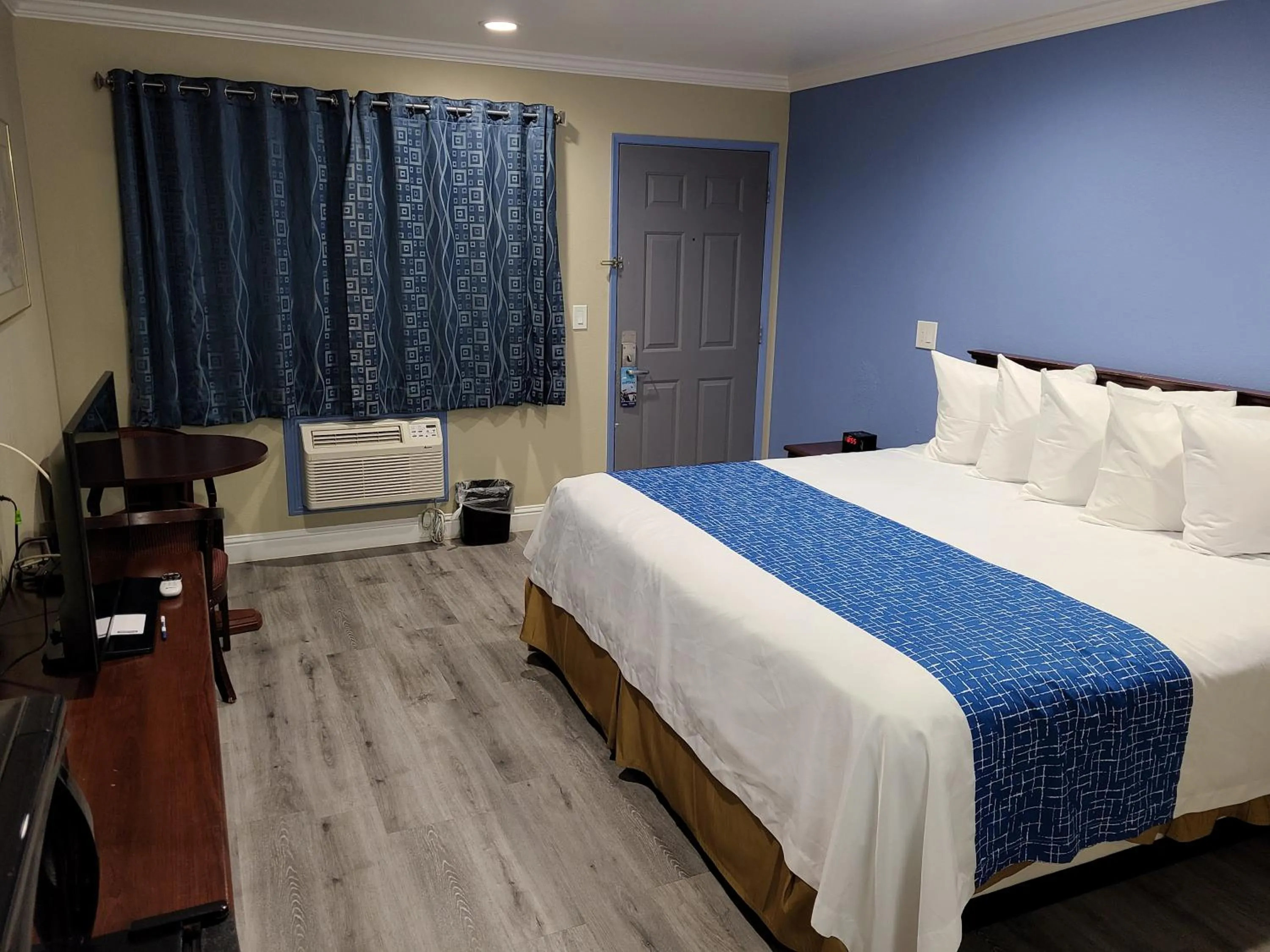 Bedroom, Bed in Travelodge by Wyndham Clearlake