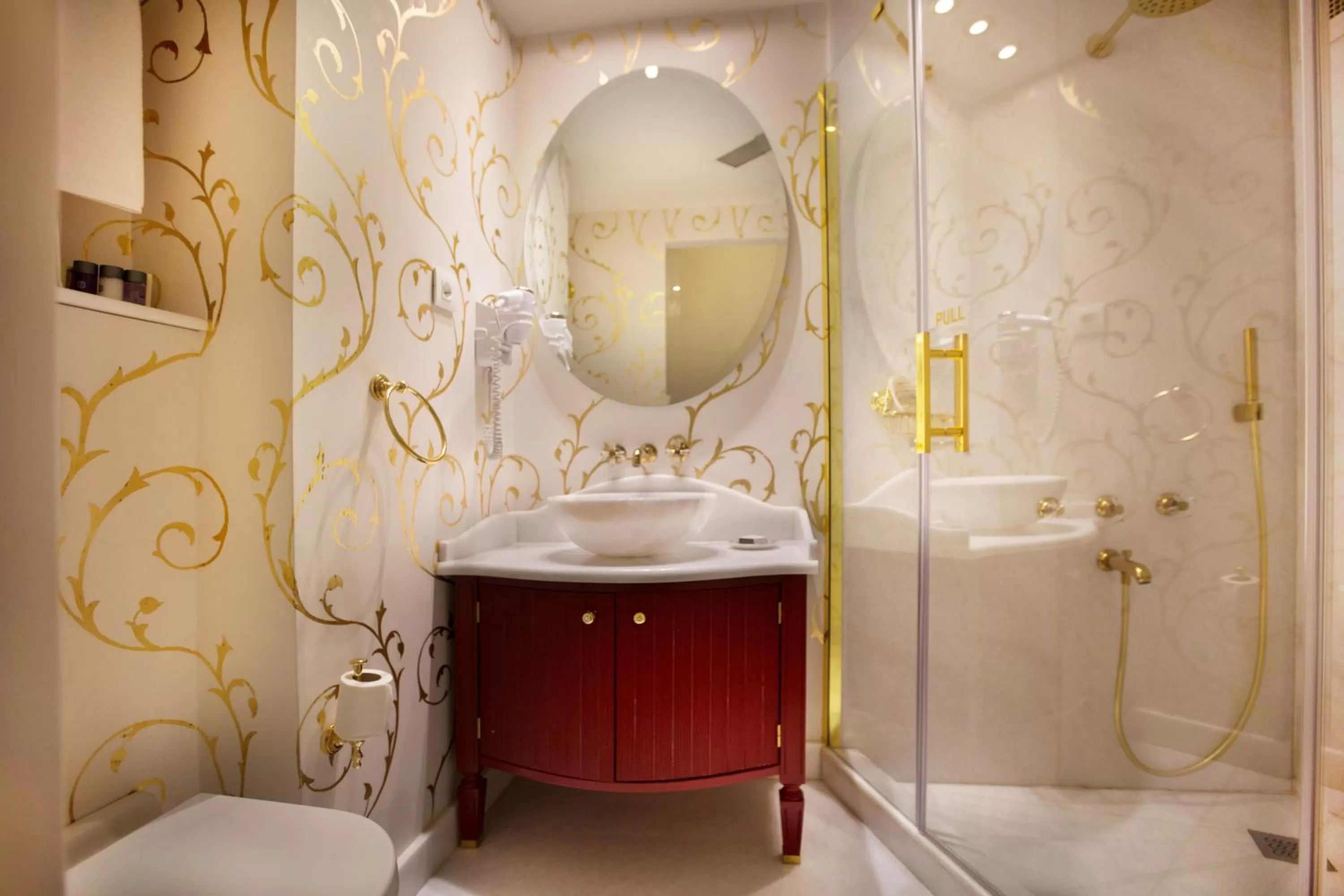 Shower in Valide Sultan Konagi