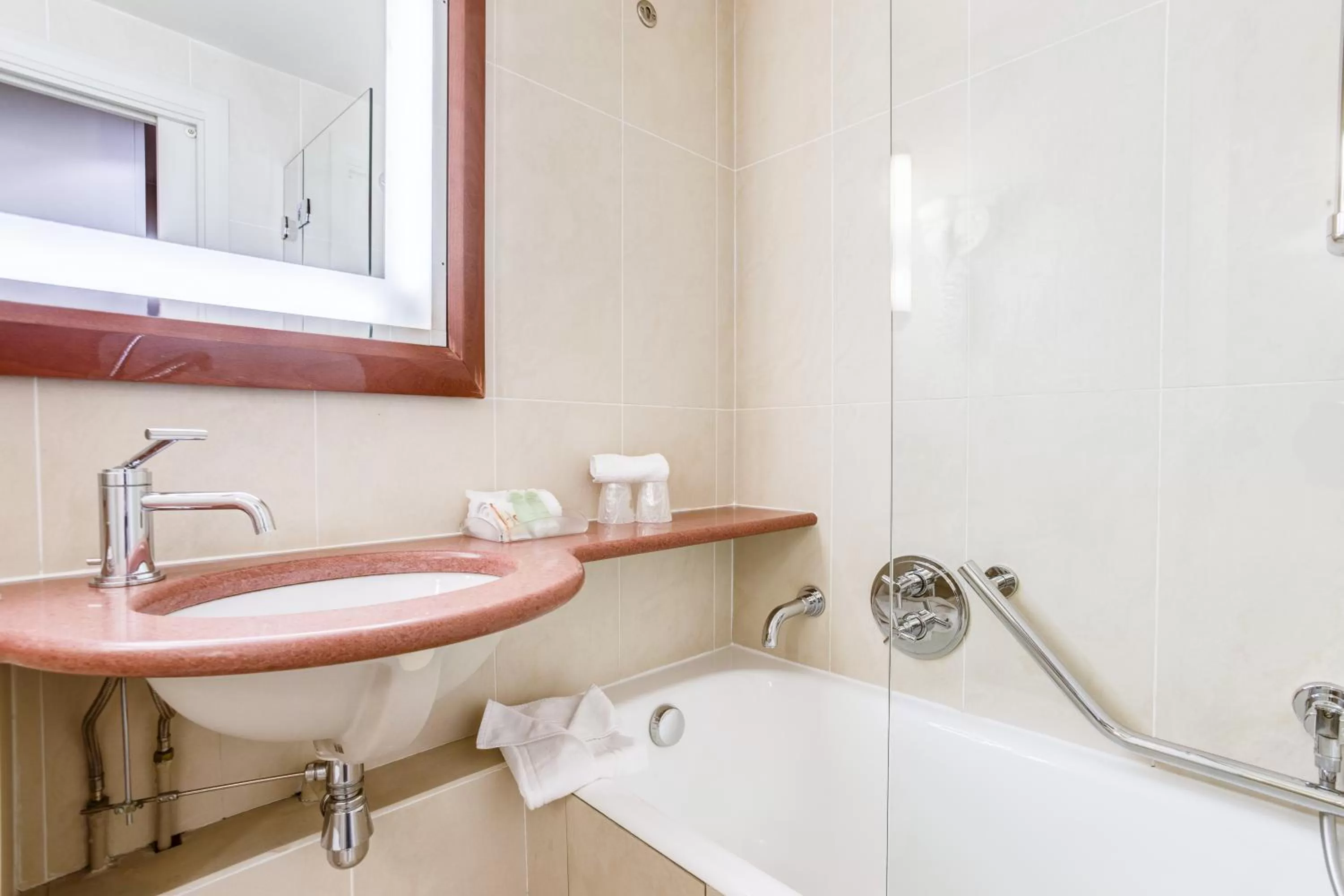 Bathroom in Hôtel Paris Louvre Opéra