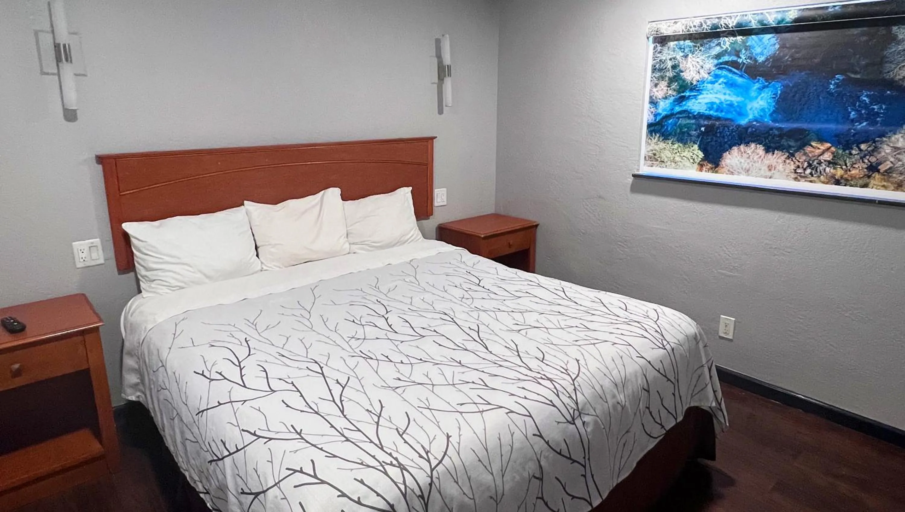 Bed in Anchorage Inn Lakeport