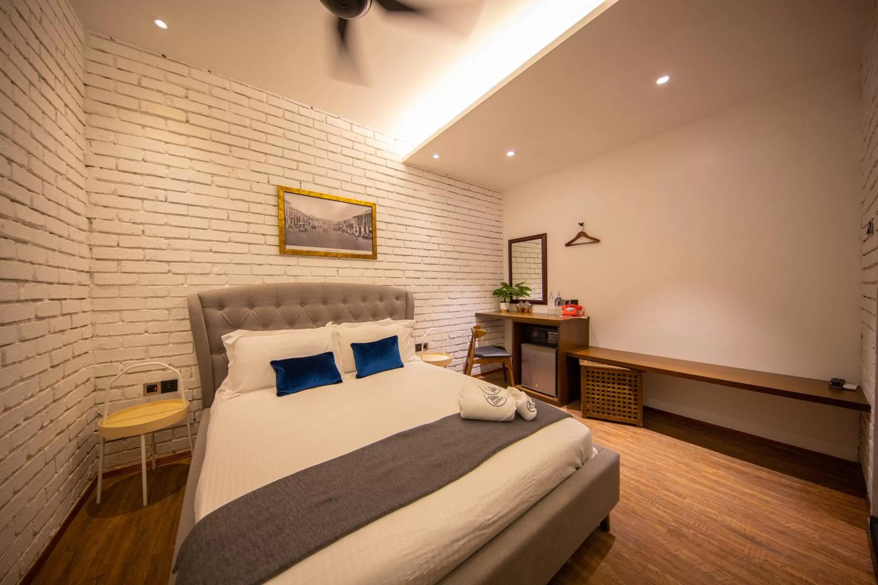 Photo of the whole room, Bed in Carnarvon Suites