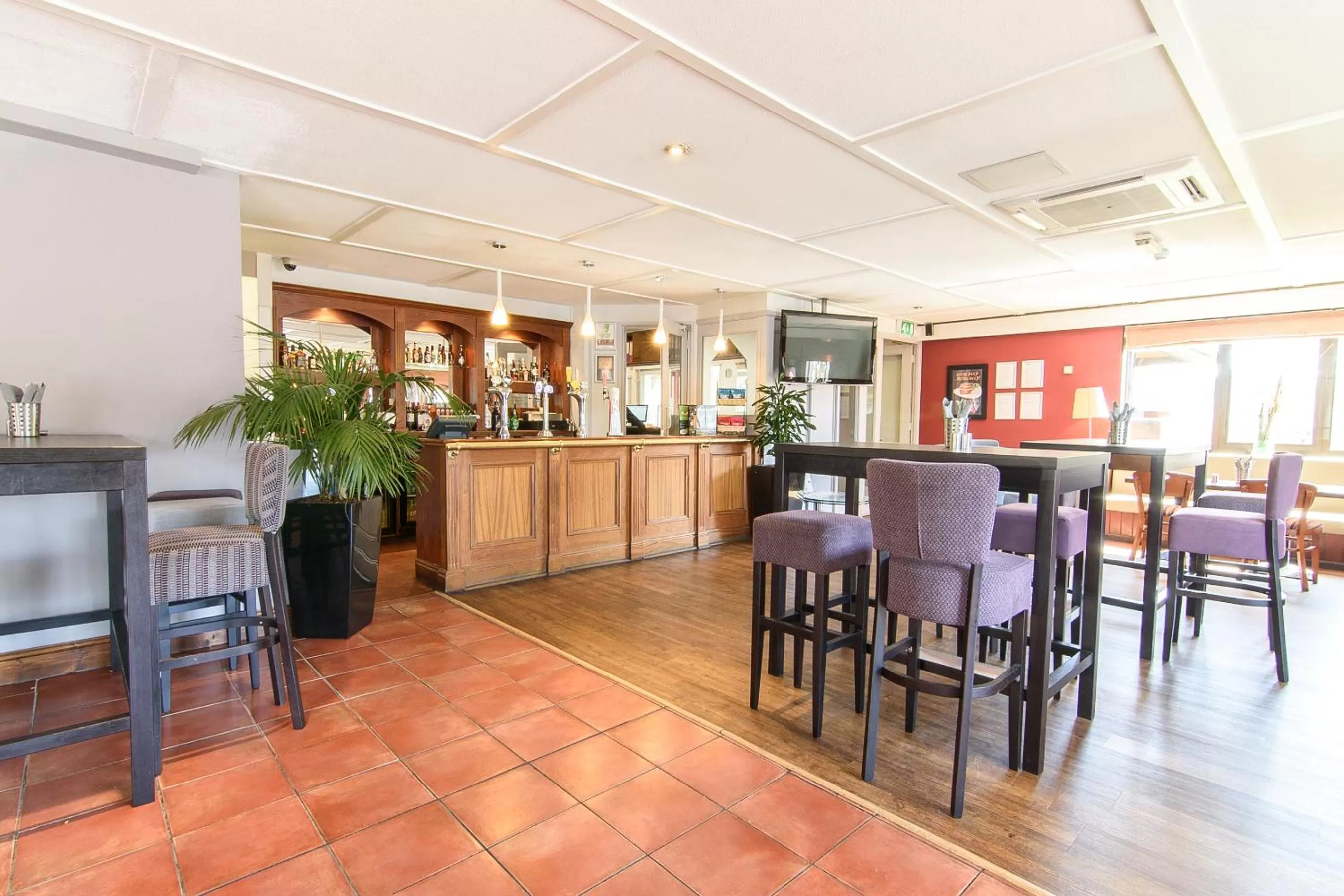 Lounge or bar in Campanile Manchester