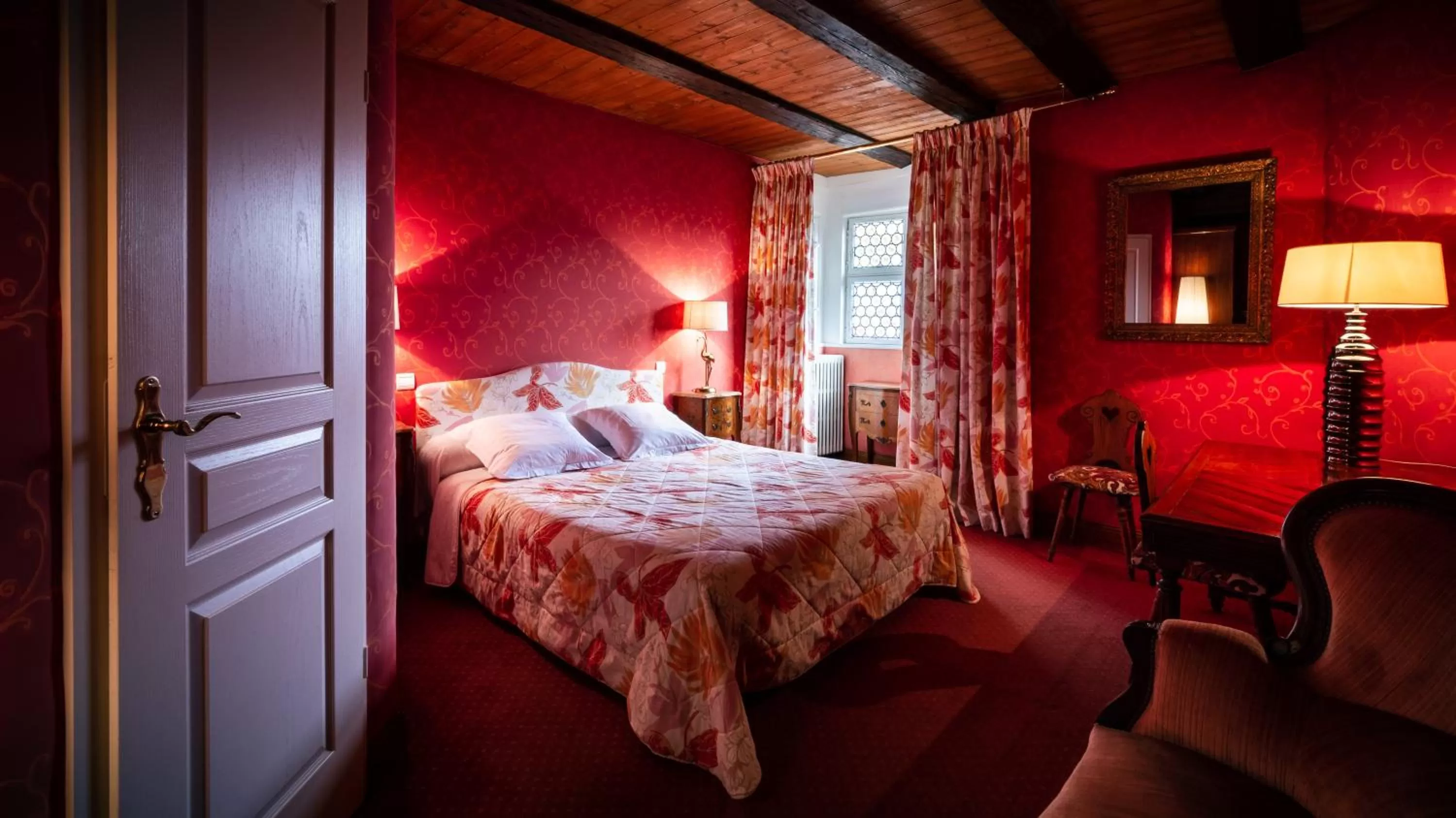 Bed in Hôtel des Deux Clefs