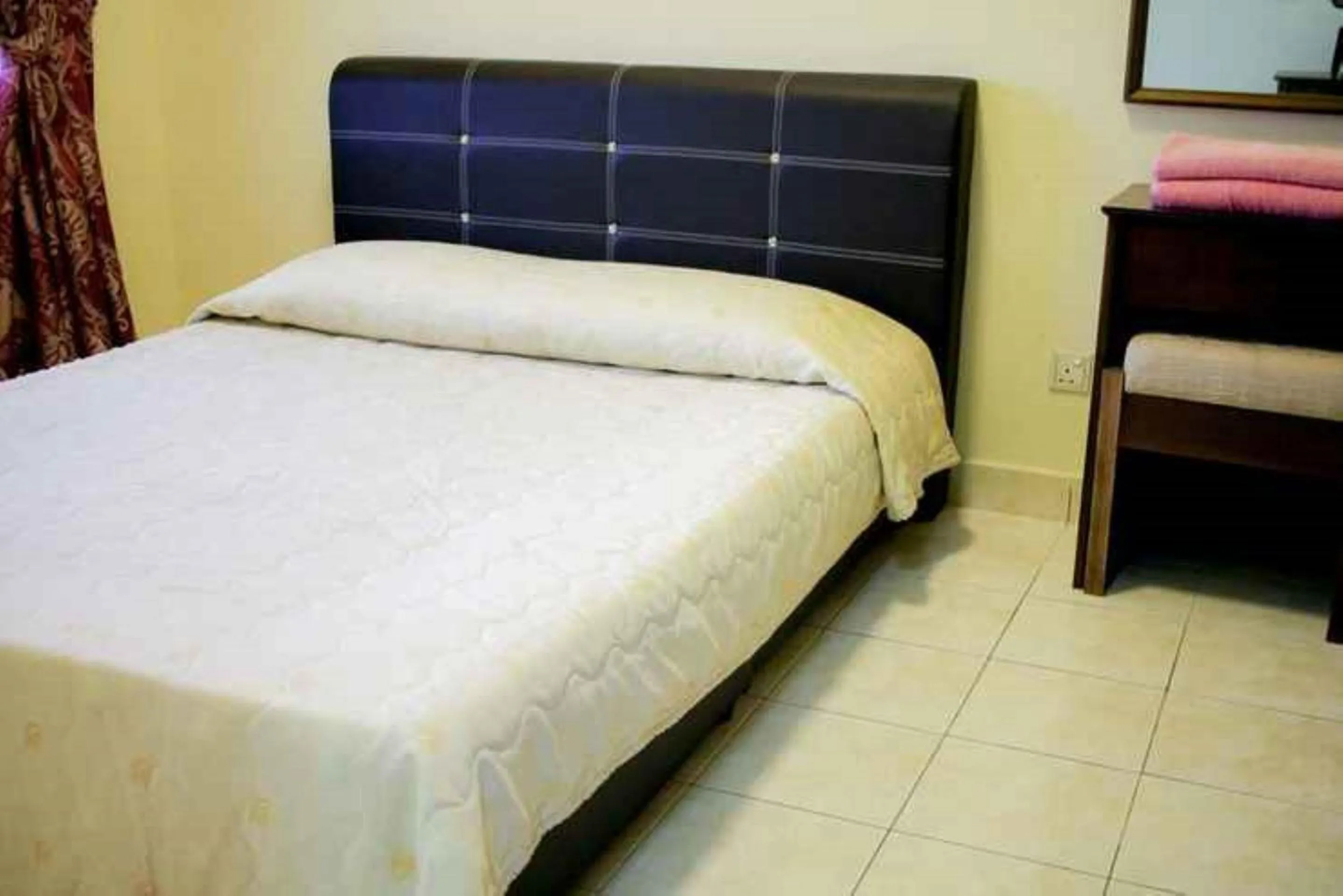 Bedroom, Bed in OYO HOME 90301 Suria Service Apartments Bukit Merak Laketown Resort