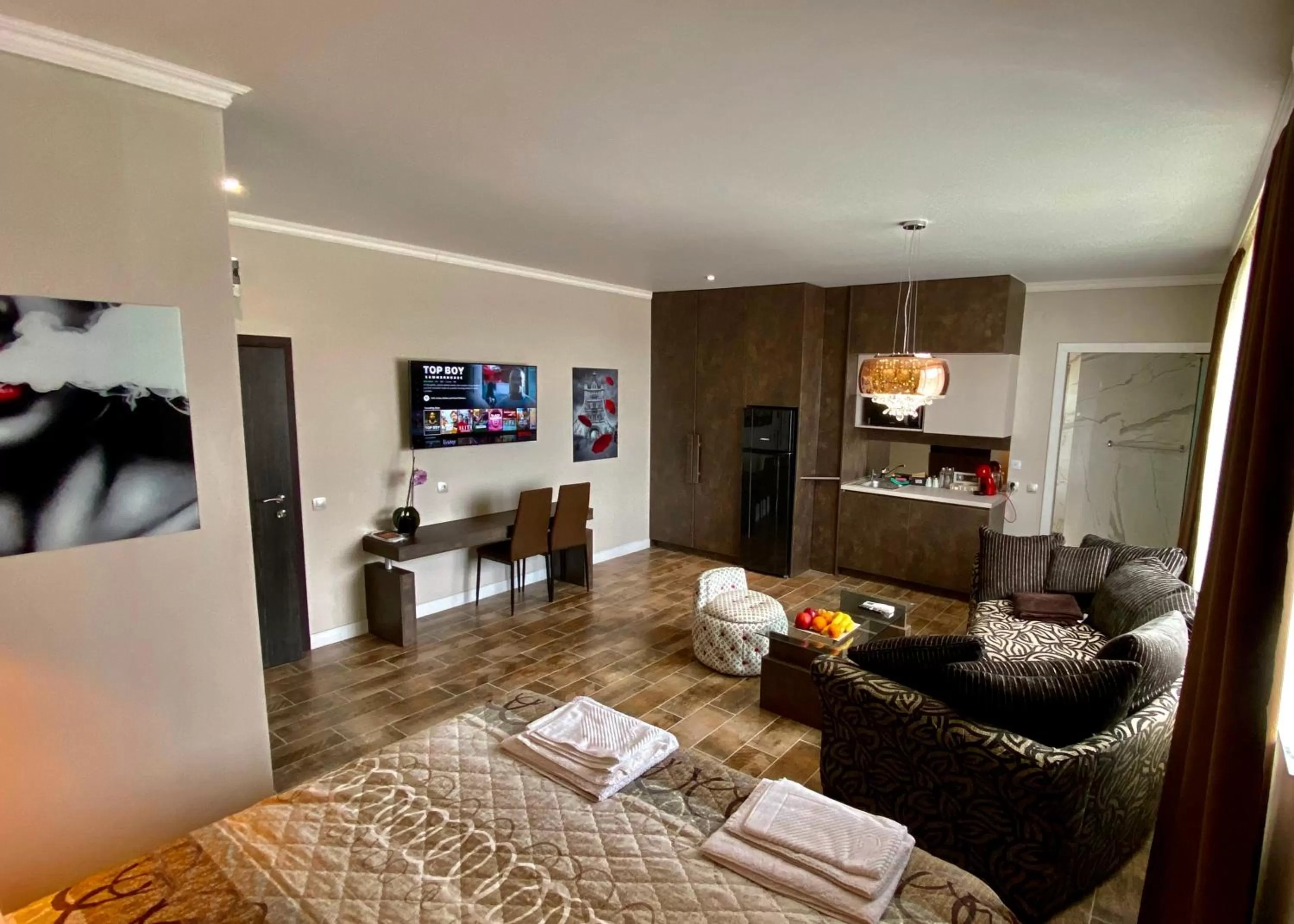 Communal lounge/ TV room, Bed in Luxury Apartments Ivon
